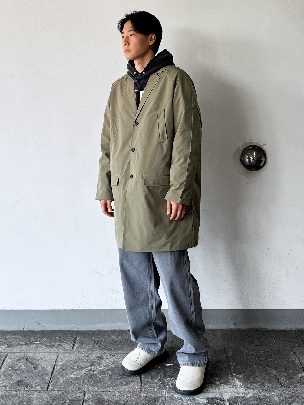 QT8 GARMENTS TL Oversized Raglan Coat Olive, QT8 Garments TL Denim Carpenter Pant Grey 착용 스타일 - 1