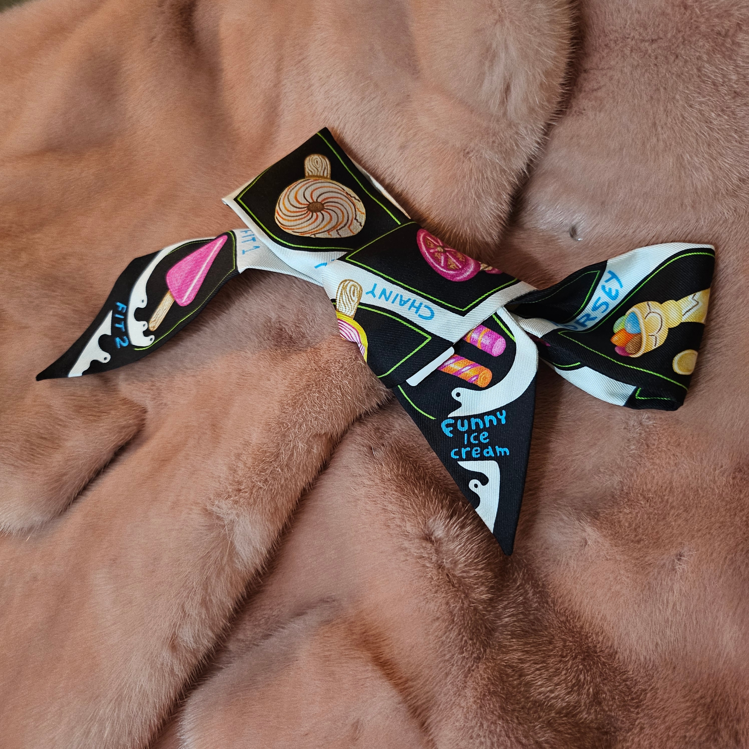 (W) Hermes Funny Ice Cream Twilly Noir Blanc Multicolore 착용 스타일 - 1