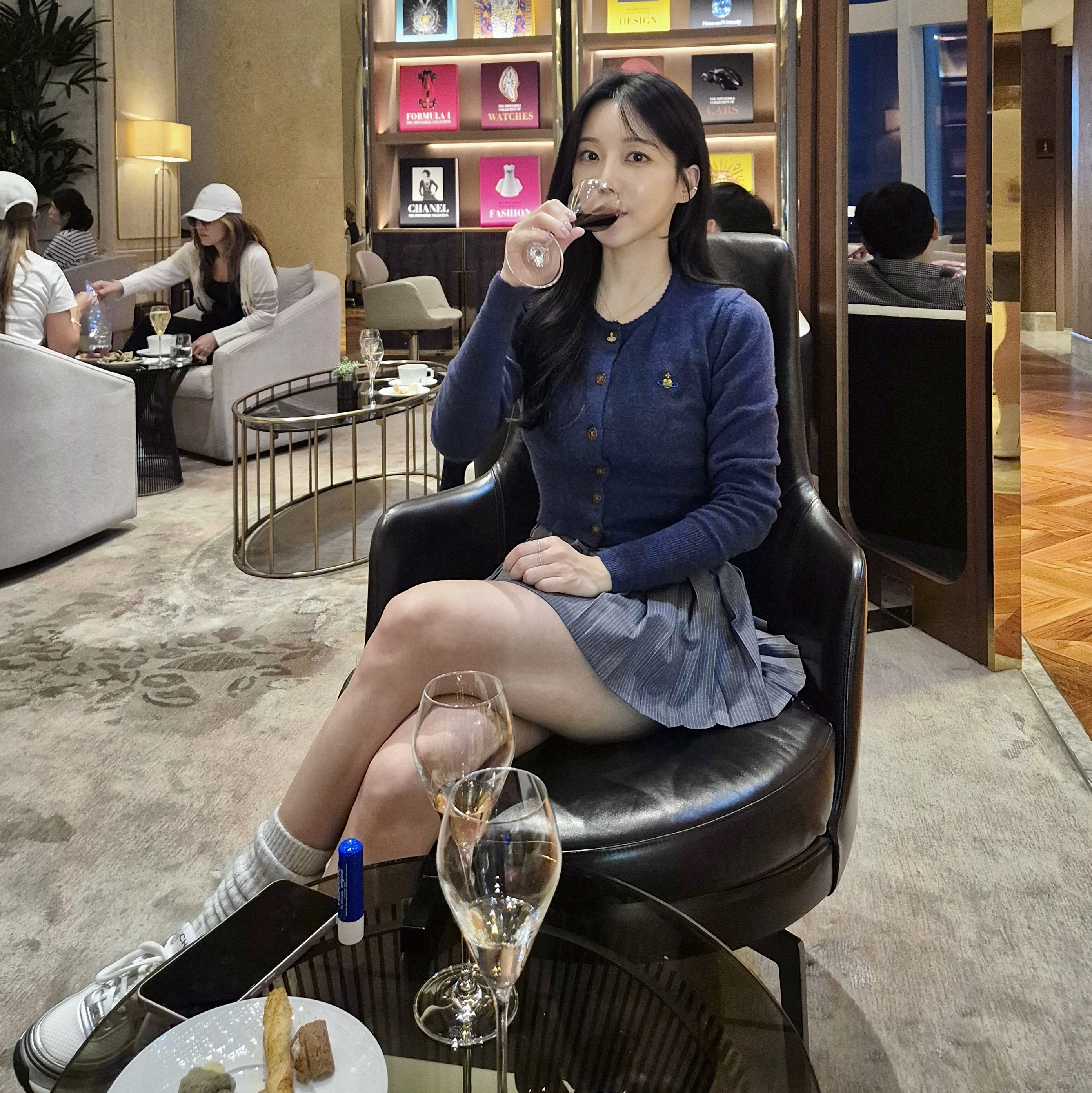 Chanel Sneakers Fabric Laminated & White Silver, (W) Vivienne Westwood Bea Cropped Cardigan Black 착용 스타일