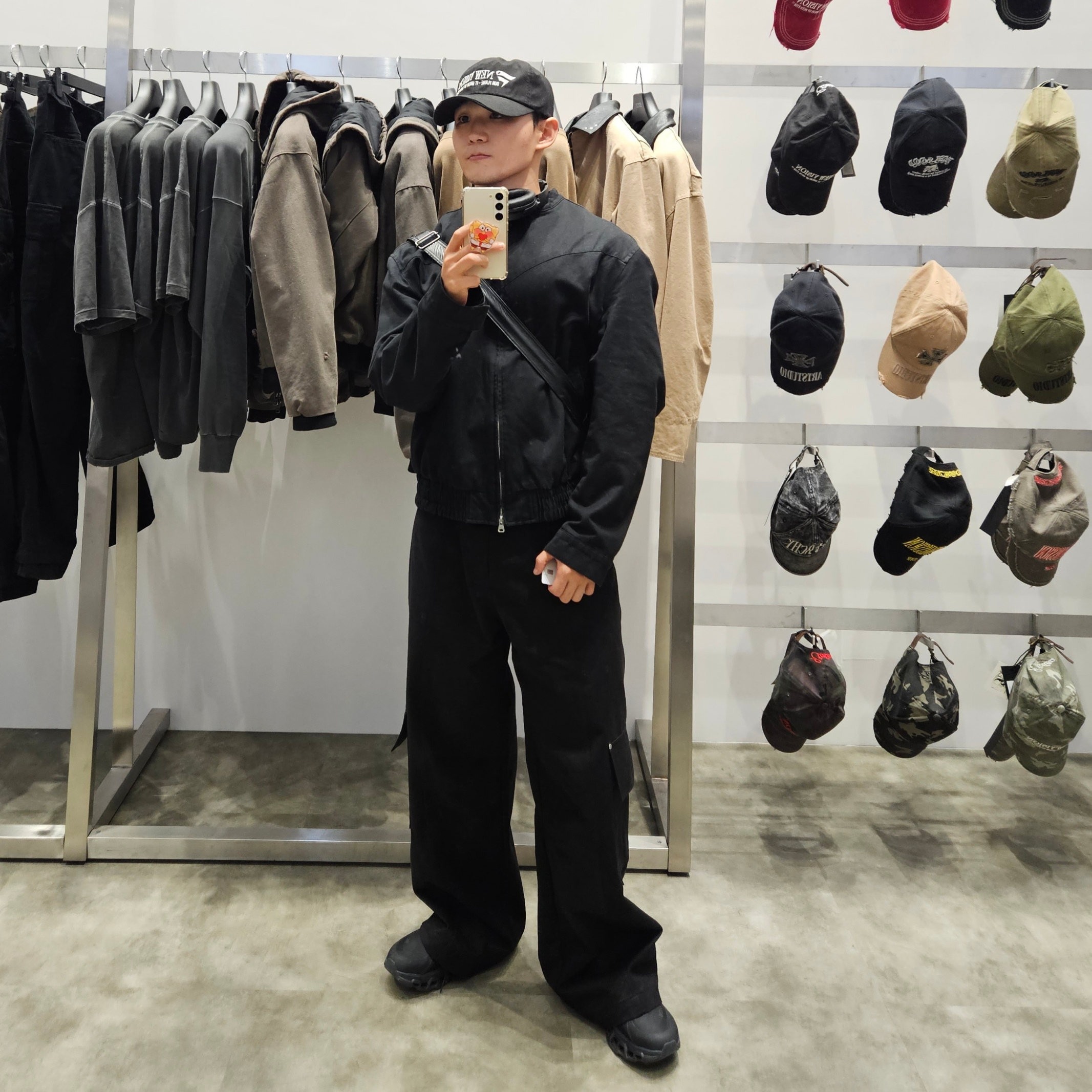 On Running x Post Archive Faction (Paf) Cloudmonster 2 Black Magnet, DIVEIN Jumbo Cargo Pants Black 착용 스타일 - 5