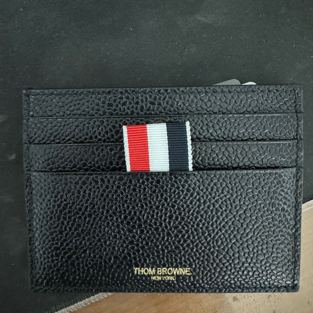 Thom Browne Pebble Grain Leather Stripe Note Compartment Card Holder Black 착용 스타일 - 2