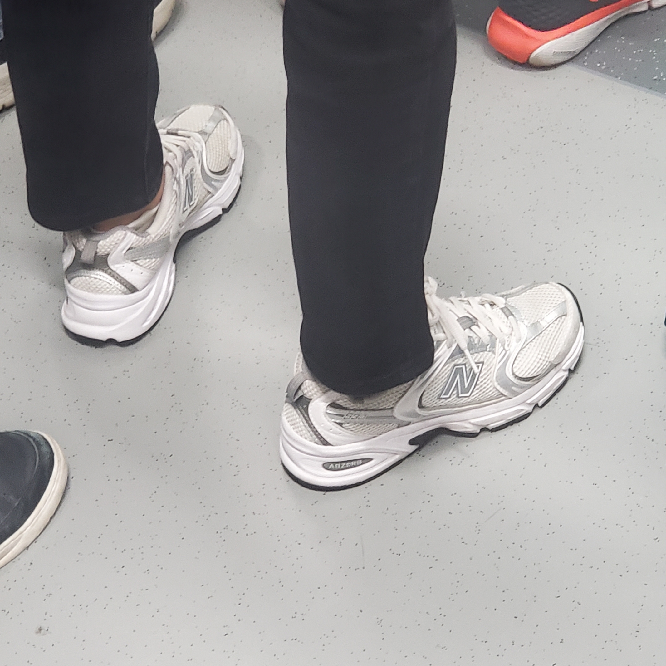 Nike Zoom Vomero 5 PRM Light Iron Ore and Flat Fewter, New Balance 530 Steel Grey 착용 스타일 - 2