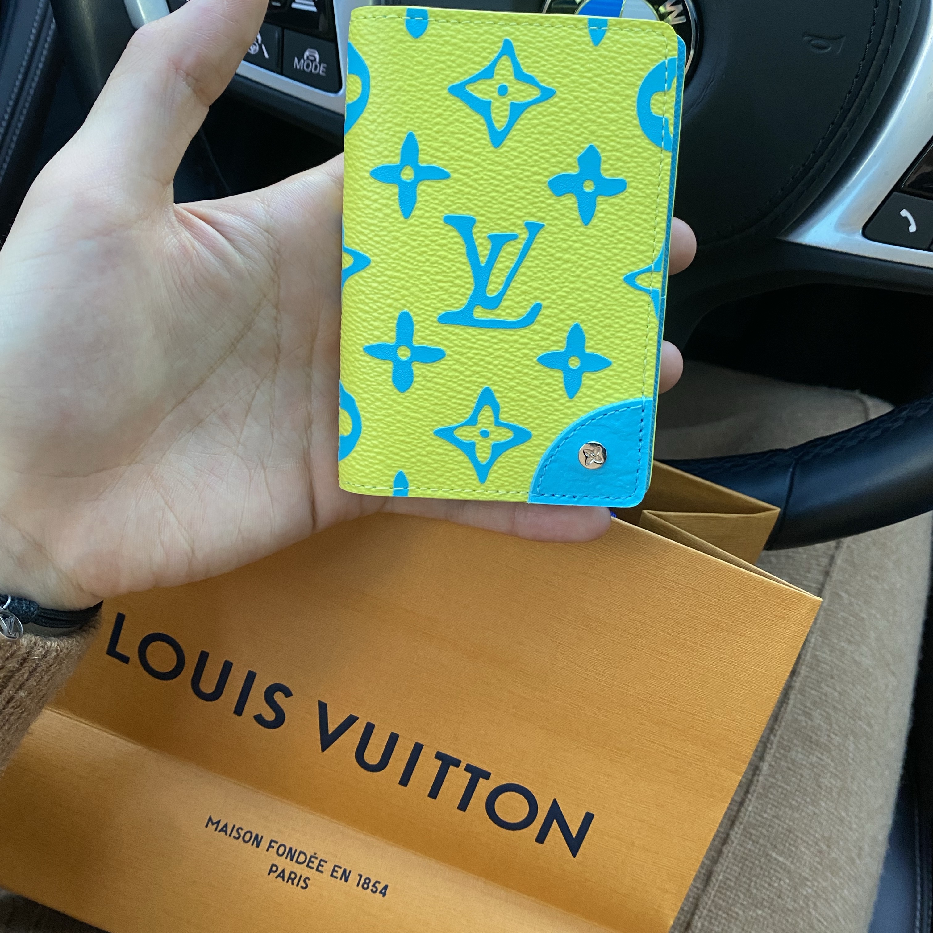 Louis Vuitton Pocket Organizer Monogram Playground Lime, Louis Vuitton Silver Lockit Color Bracelet Sterling Silver Black 착용 스타일 - 1