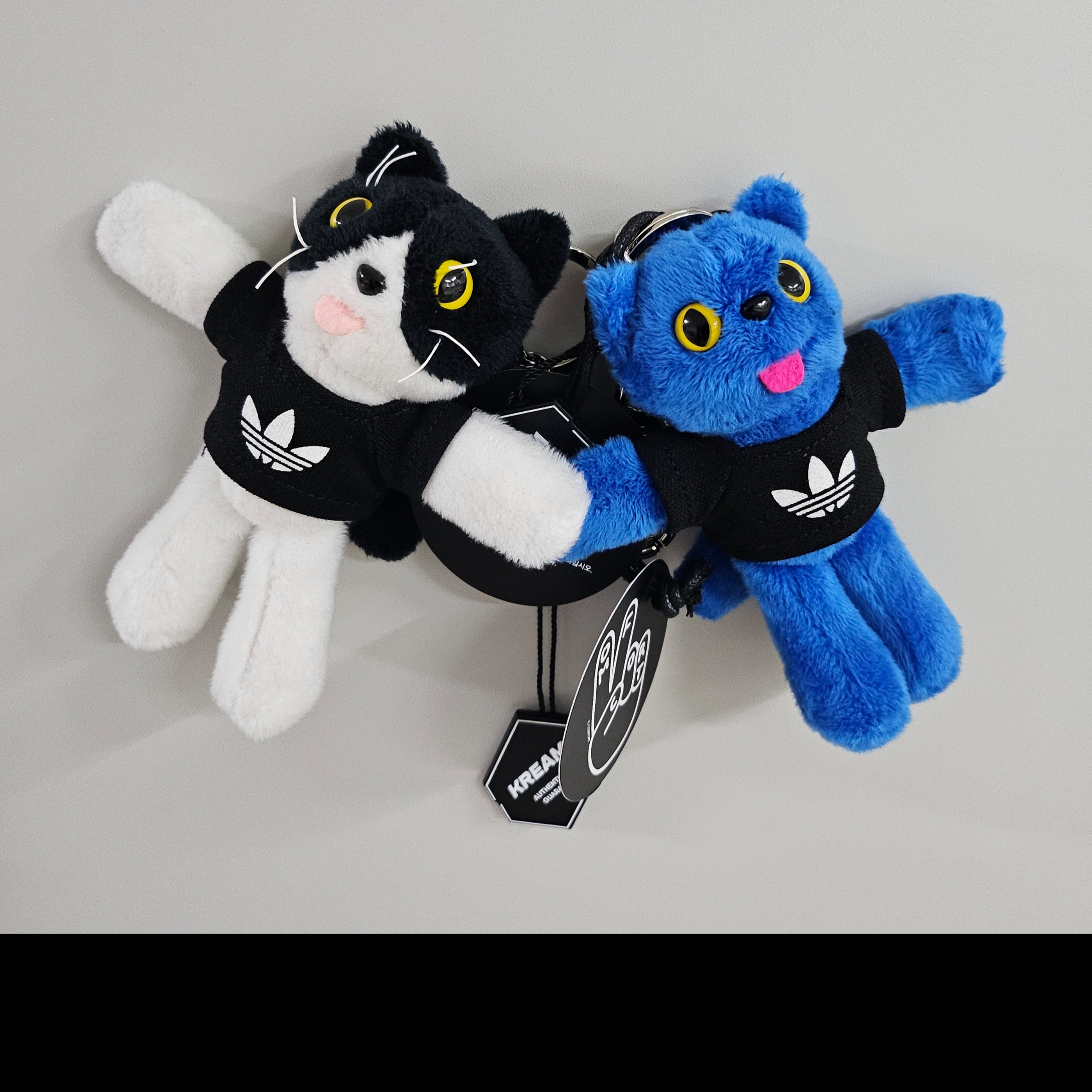 Comfort x Isetan x Adidas Piyong Keyring Blue, Comfort x Adidas Aegie Keyring Black White 착용 스타일