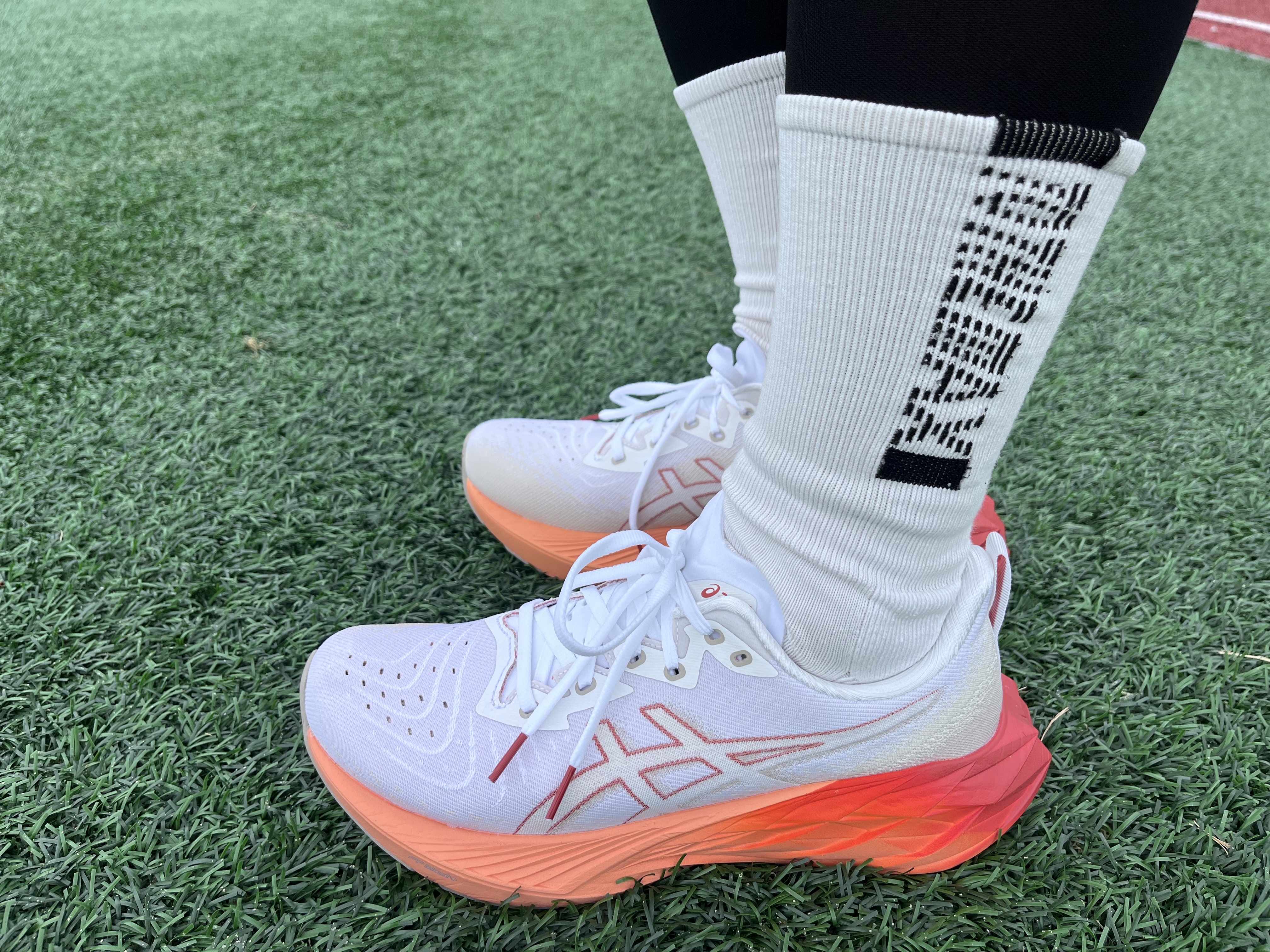 Asics Novablast 4 White Moonrock 착용 스타일 - 5