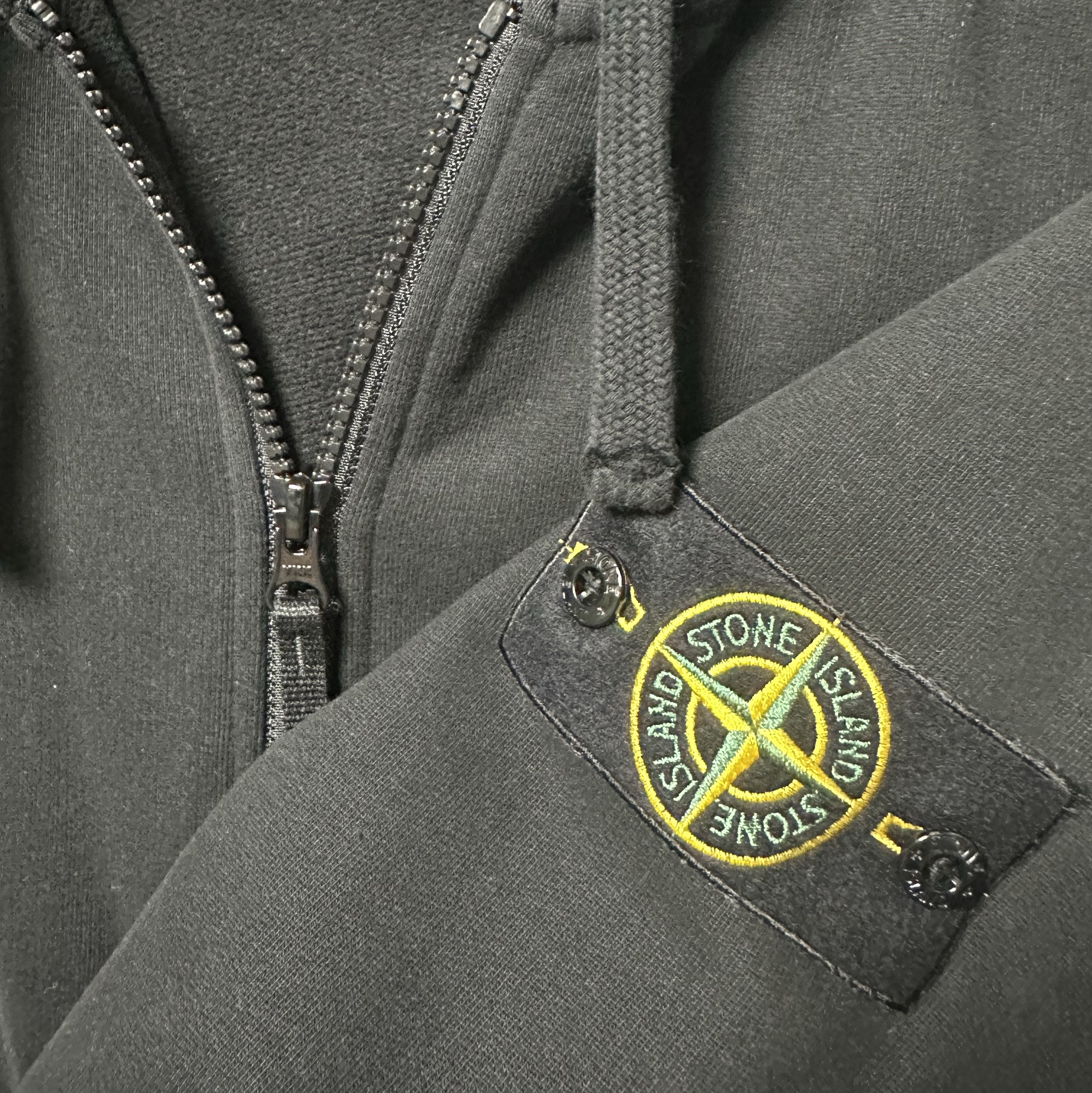 Stone Island 61620 Brushed Cotton Fleece Garment Dyed Full Zip Hooded Sweatshirt Black - 23FW 착용 스타일