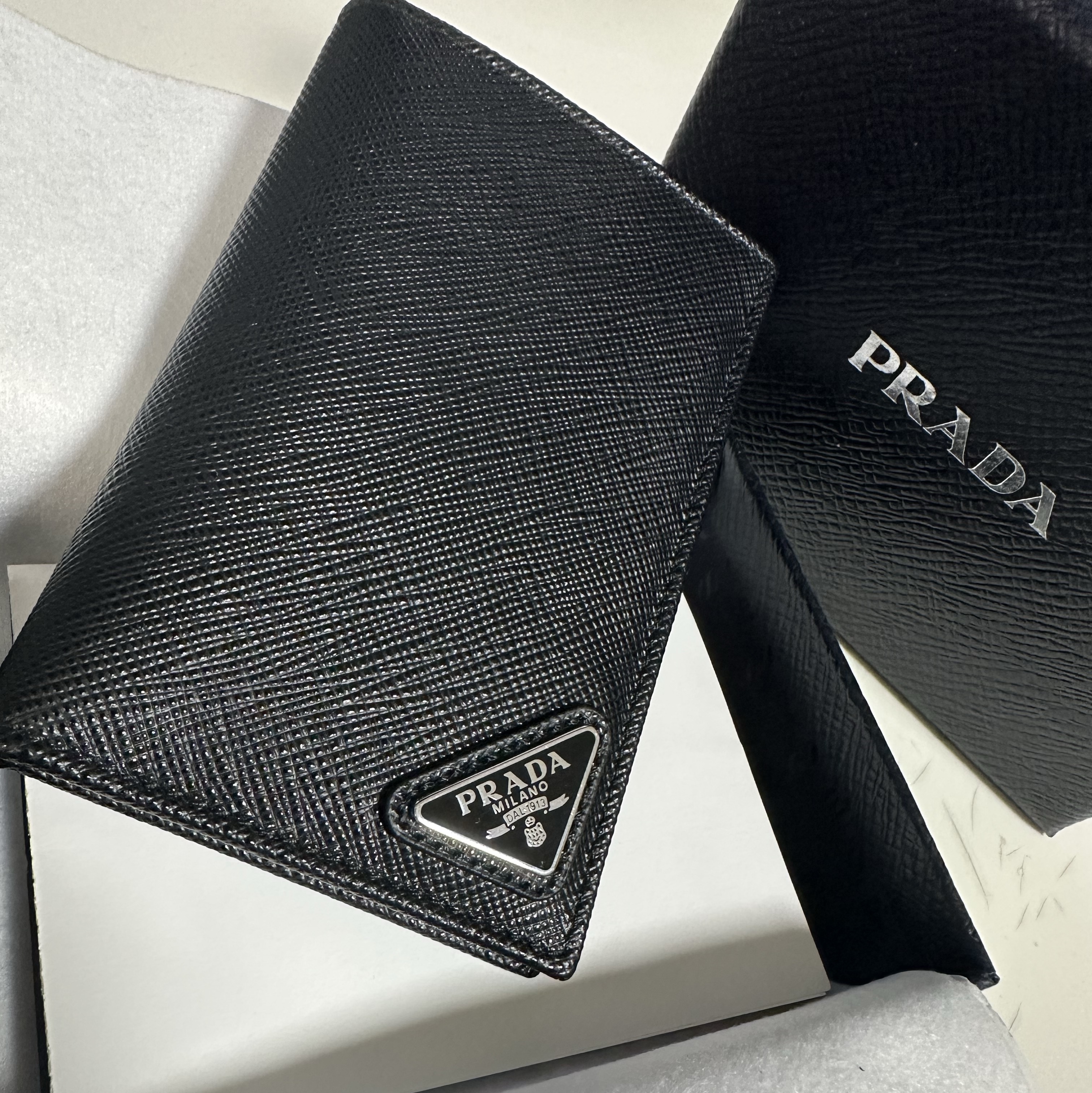 Prada Saffiano Leather Card Holder Black 착용 스타일