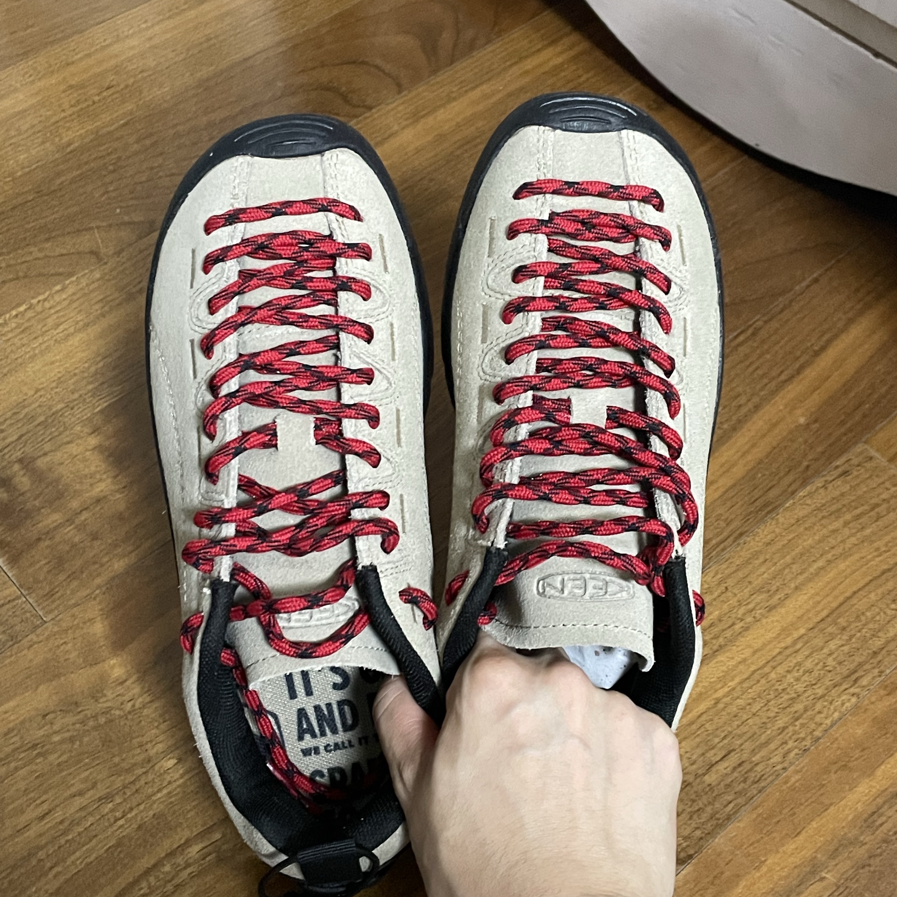 (W) Keen Jasper Suede Sneakers Silver Mink 착용 스타일 - 2