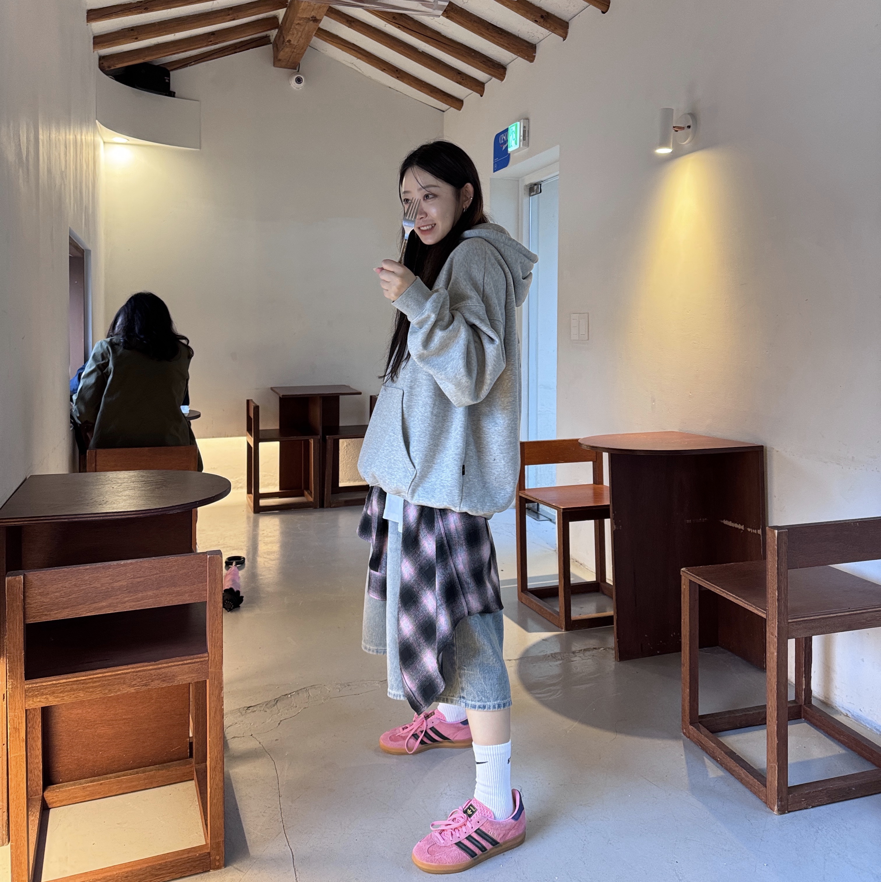 Nike x Stussy NRG Crew Socks White Black, (W) Adidas Gazelle Indoor Bliss Pink 착용 스타일