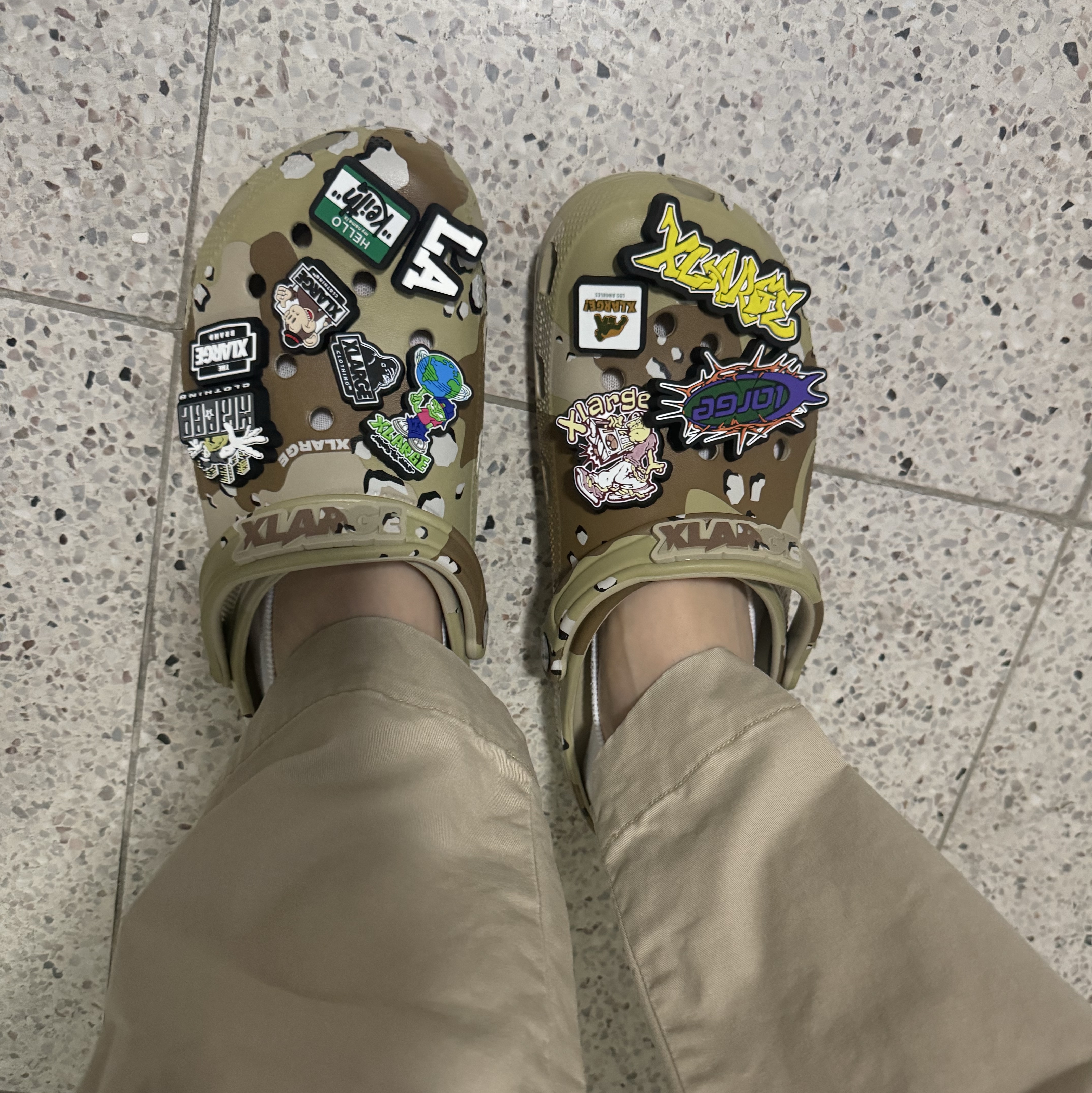 Crocs x XLarge Classic Clog Desert Camo 착용 스타일