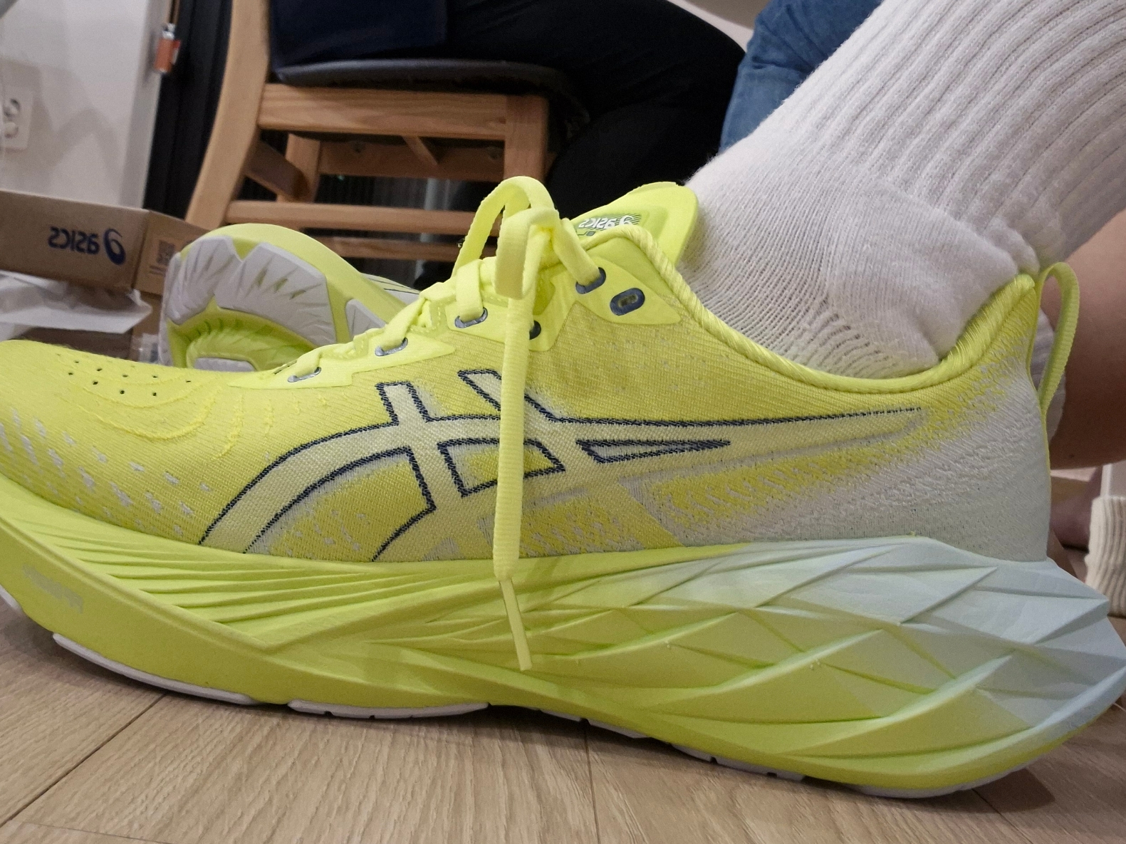 Asics Novablast 4 Safety Yellow Cool Grey 착용 스타일 - 3