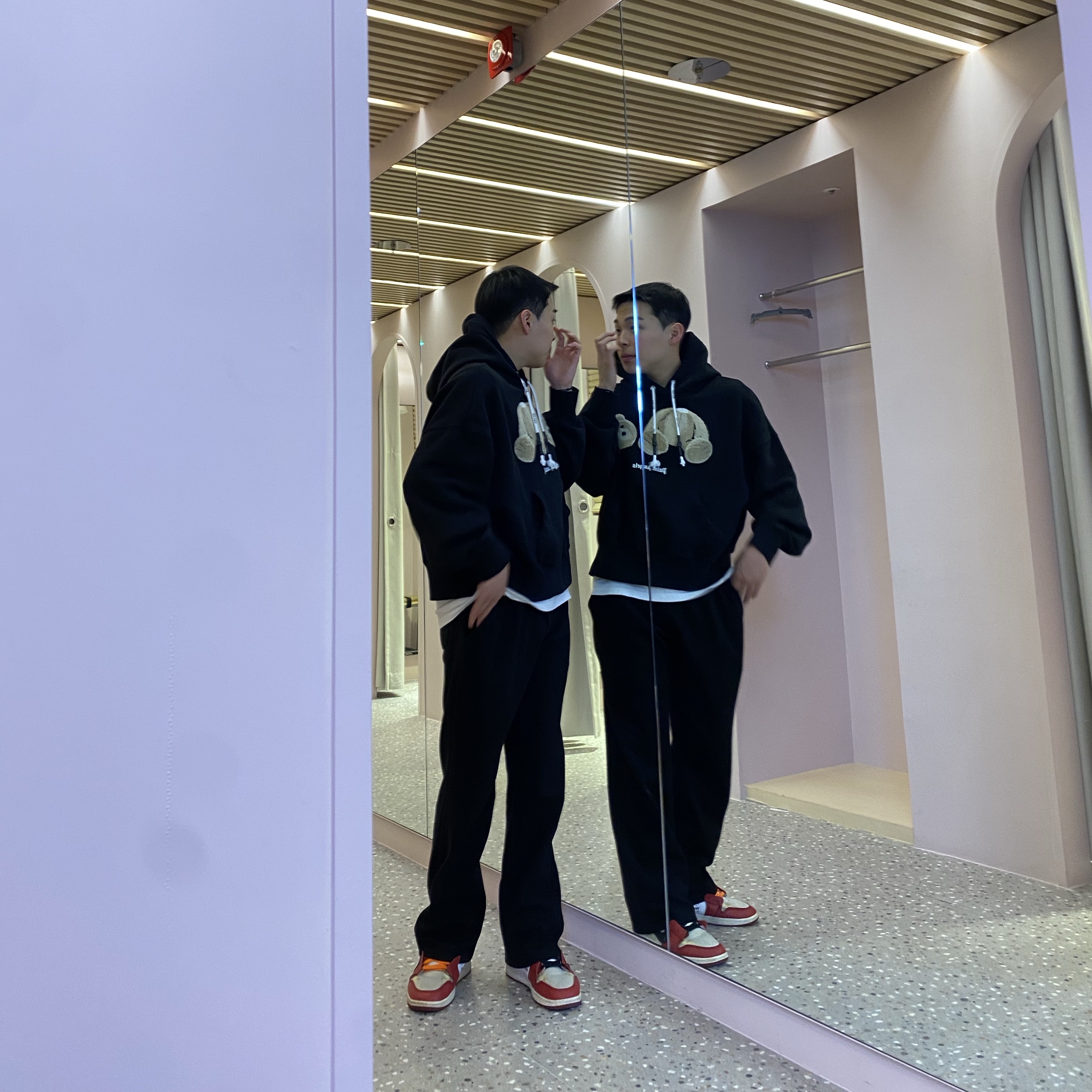 Jordan 1 x Off-White Retro High Chicago The Ten, Palm Angels Bear Hoodie Black Brown 착용 스타일
