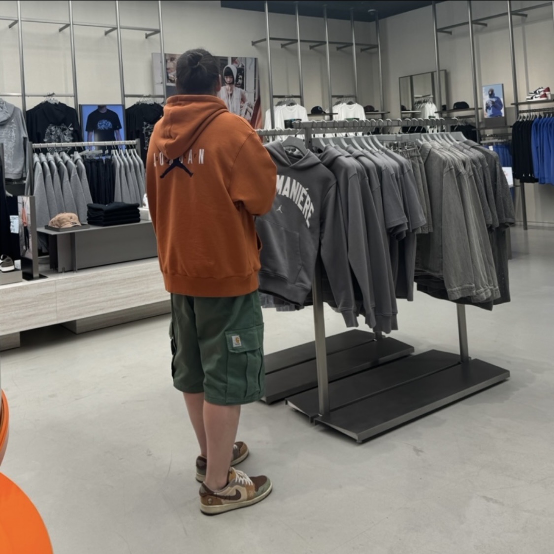 Jordan 1 x Zion Williamson Retro Low OG Flax and Oil Green, Jordan x Eastside Golf Fleece Hoodie Burnt Sunrise - Asia 착용 스타일 - 2