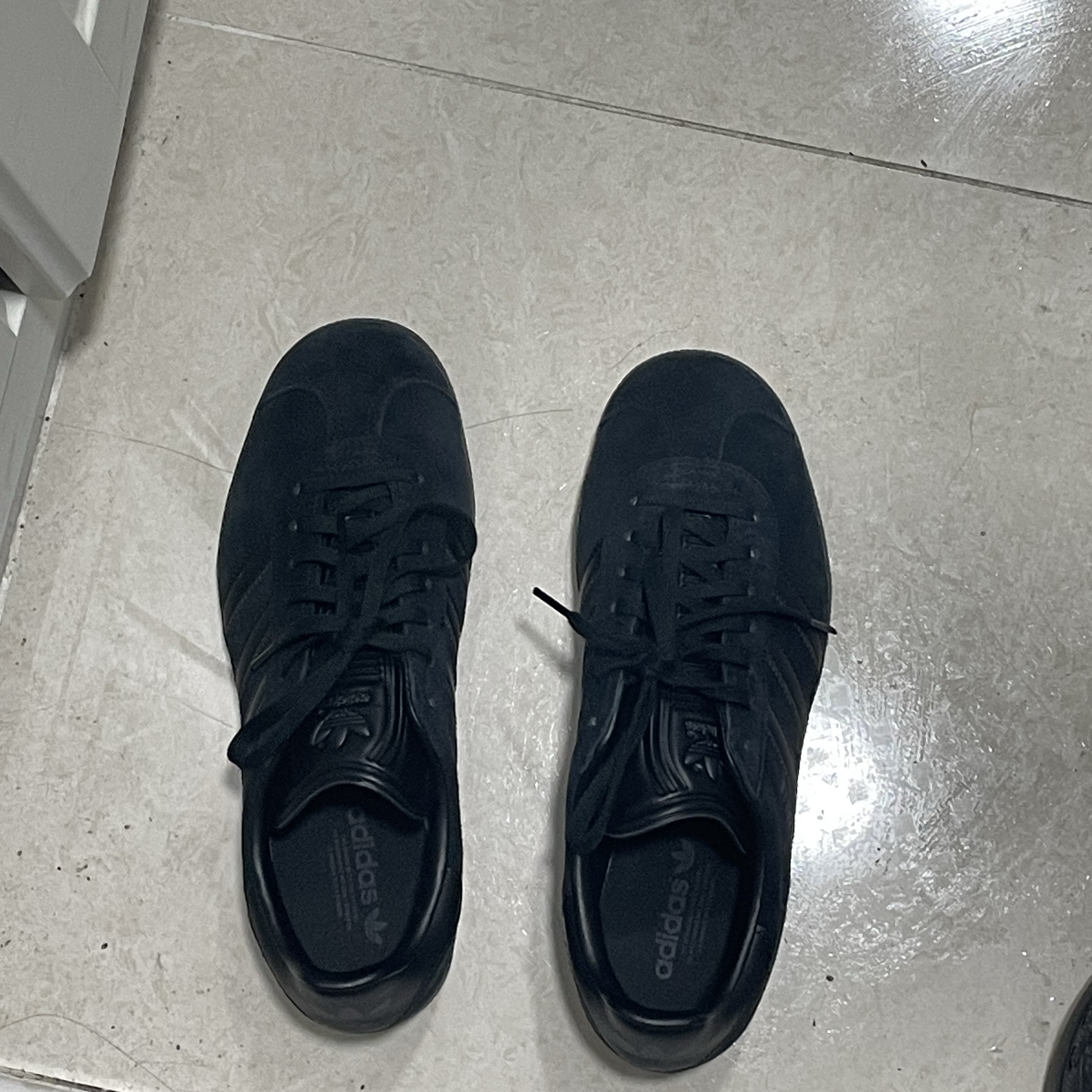 Adidas Gazelle Triple Black 착용 스타일