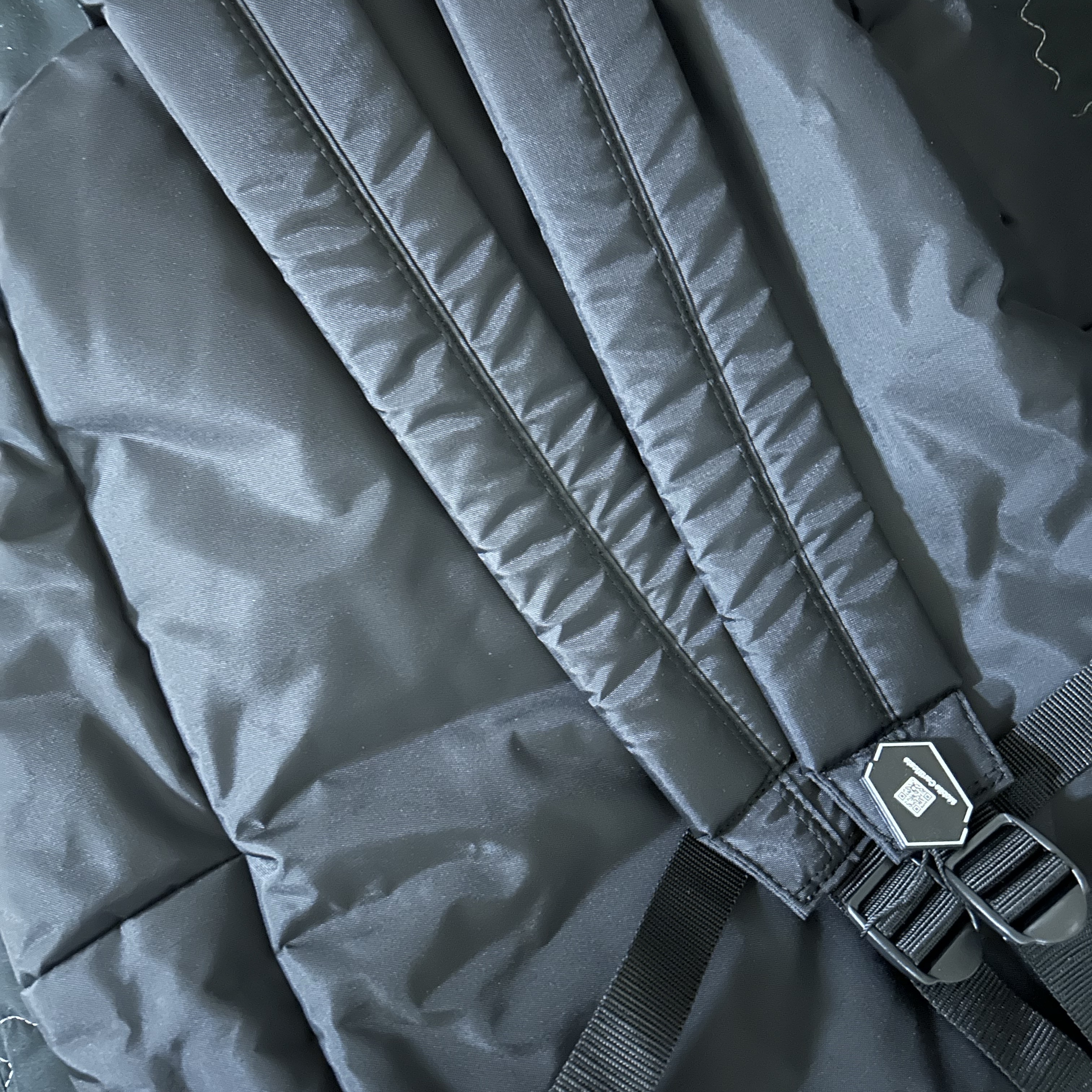 Porter x Comme des Garcons Backpack L Black 착용 스타일 - 2