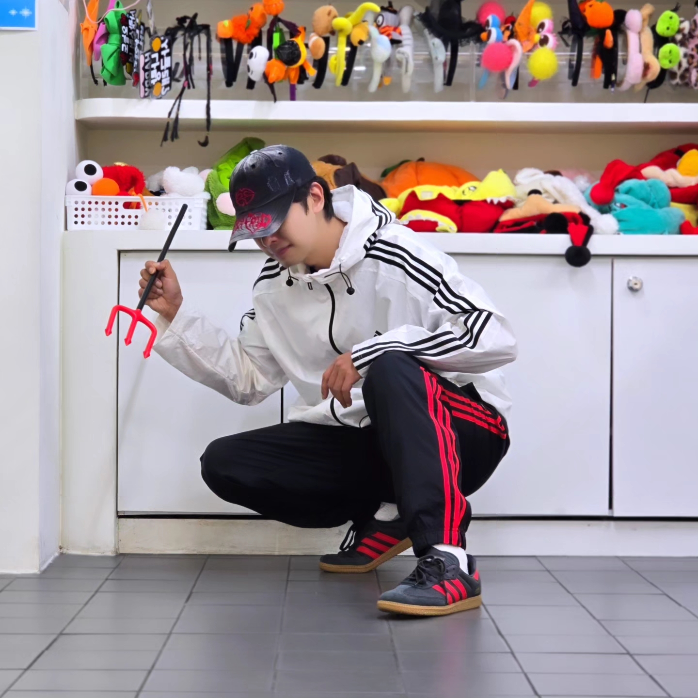 Adidas Essential 3S Woven Windbreaker Jacket White - KR Sizing, Adidas Samba OG Carbon Better Scarlet 착용 스타일 - 2