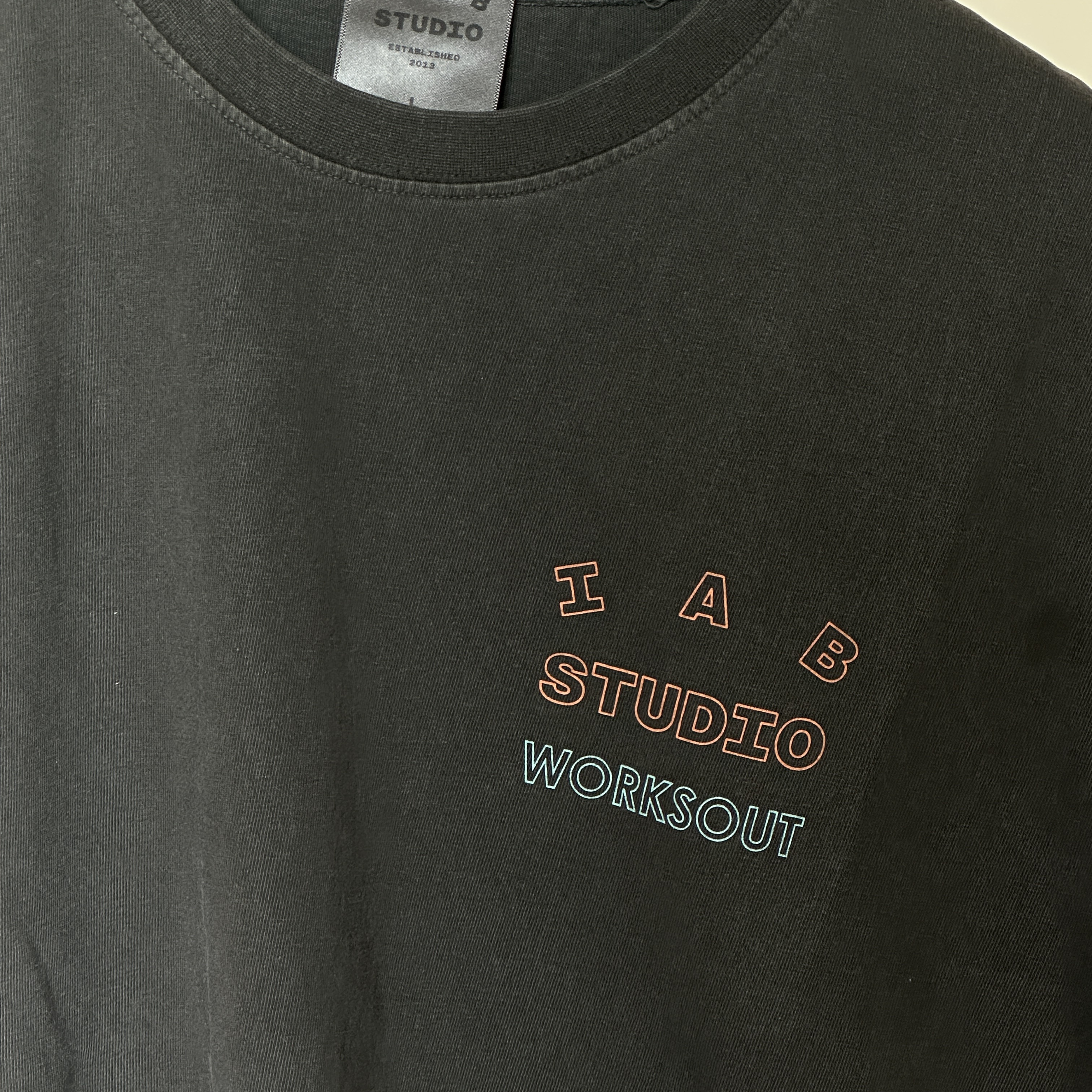 IAB Studio Pigment T-Shirt Charcoal for Worksout 착용 스타일 - 1