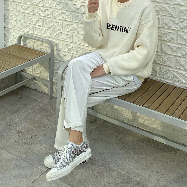 Dior B23 Low Dior Oblique White & Black, Essentials Knit Pullover Sweater Concrete - Ssense Exclusive 착용 스타일