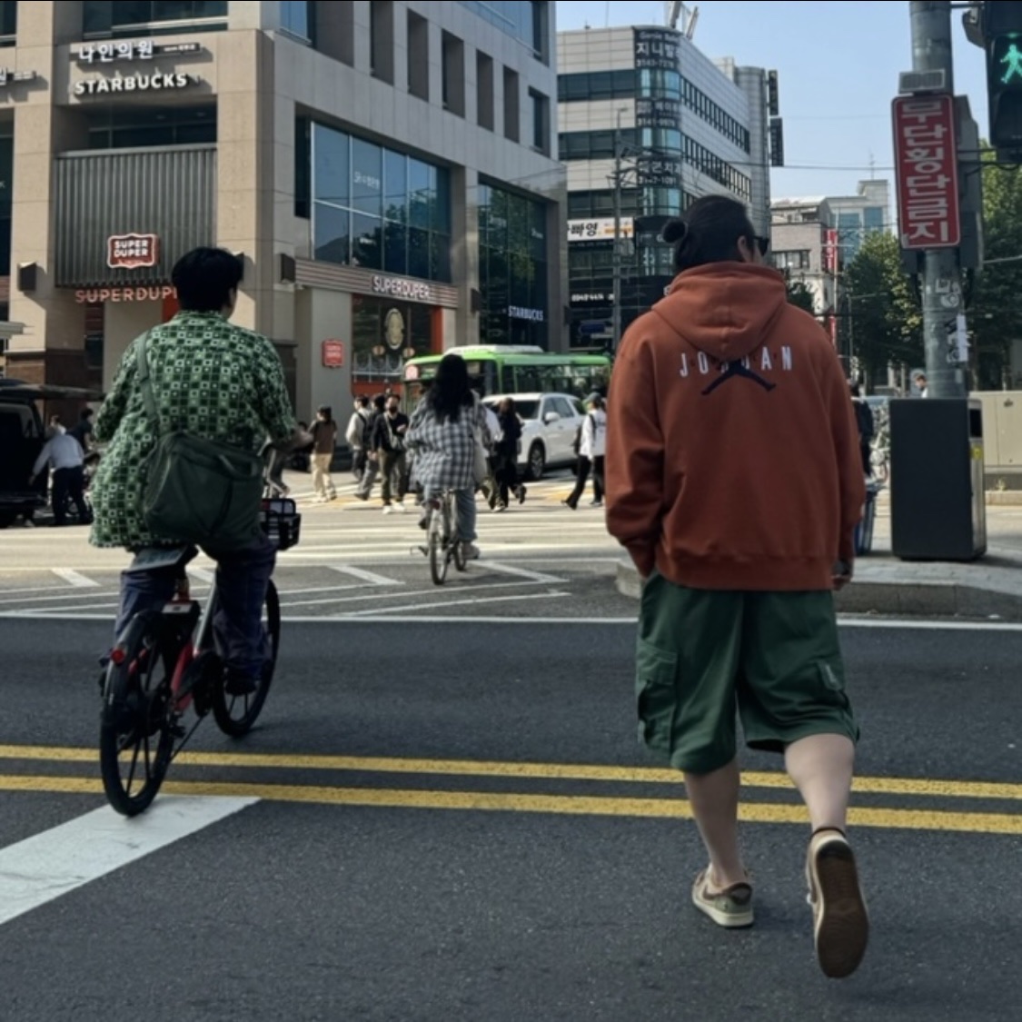 Jordan 1 x Zion Williamson Retro Low OG Flax and Oil Green, Jordan x Eastside Golf Fleece Hoodie Burnt Sunrise - Asia 착용 스타일 - 1