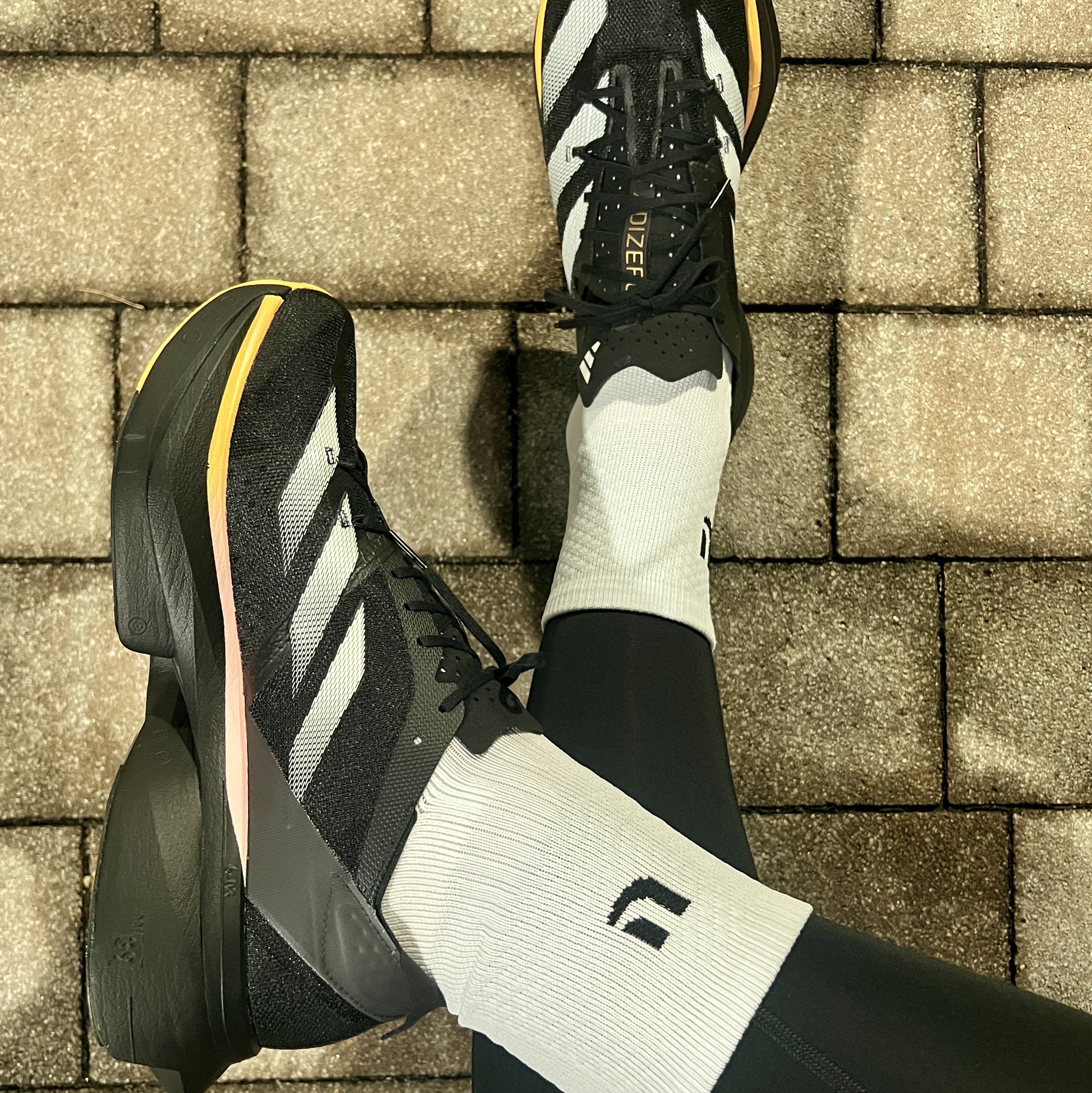 Adidas Adizero Adios Pro 3 Core Black Zero Metalic 착용 스타일 - 4
