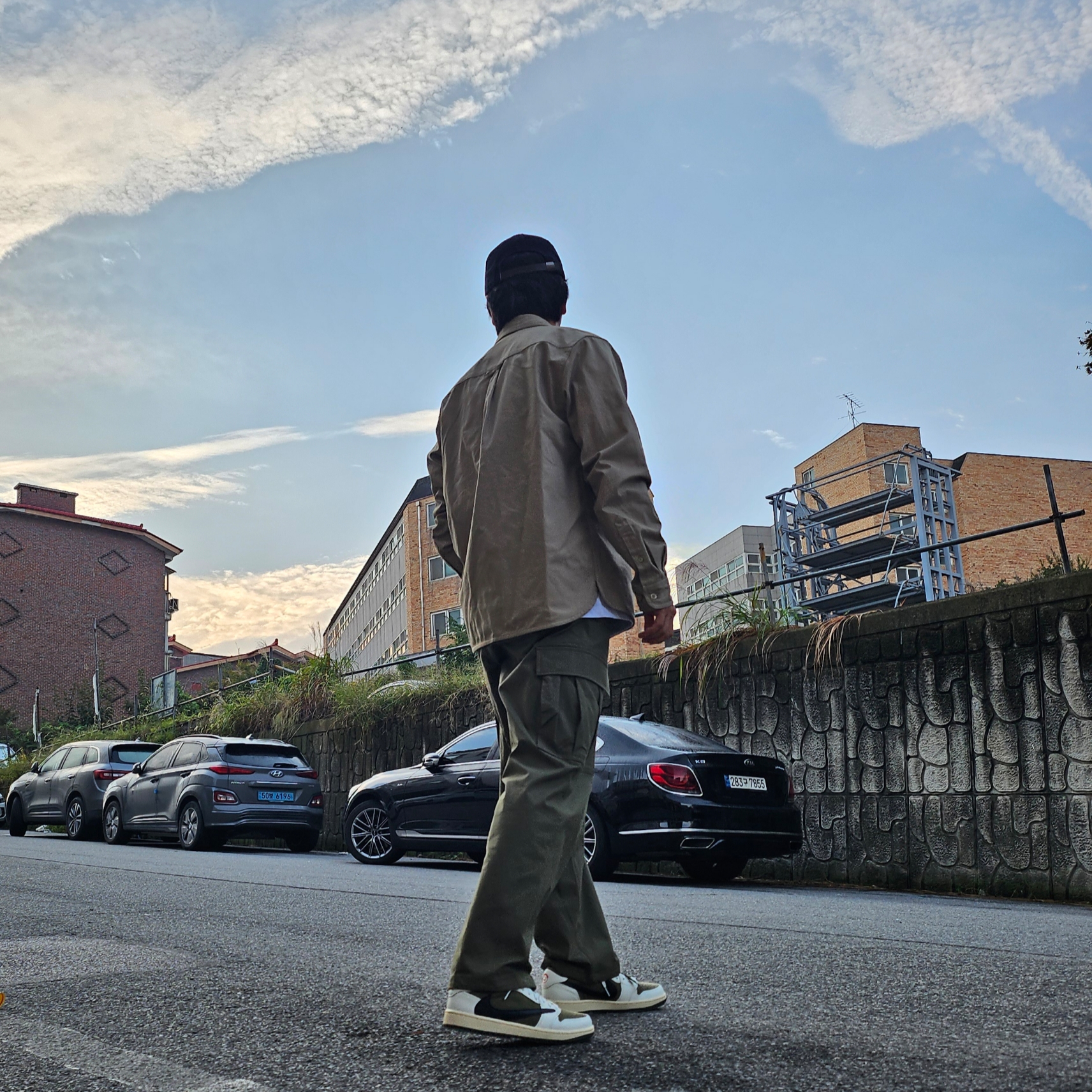 Jordan 1 x Travis Scott Retro Low OG SP Reverse Olive, Nike SB Kearny Skate Cargo Pants Medium Olive - Asia 착용 스타일 - 2