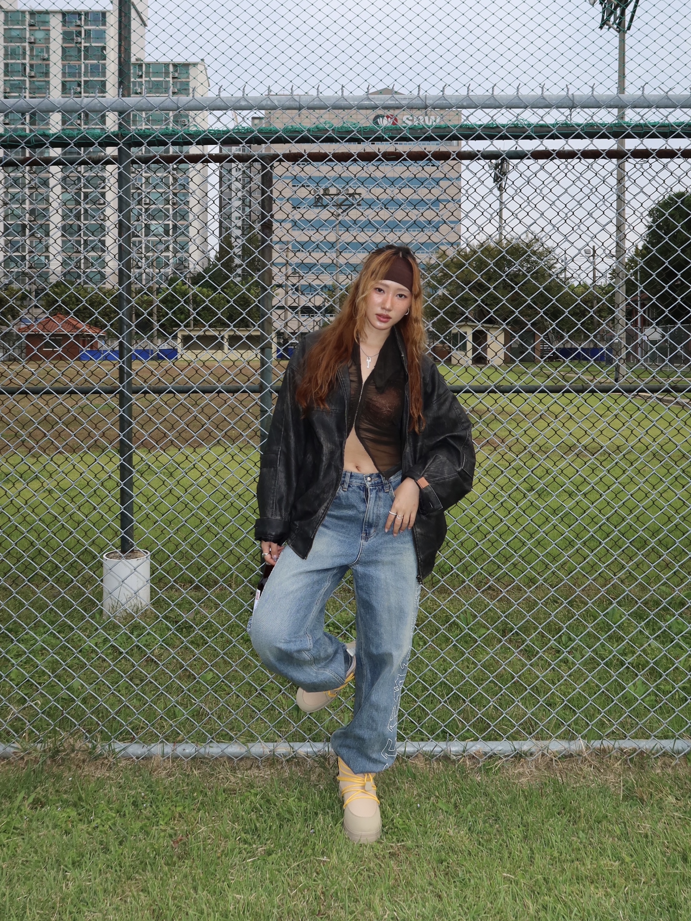 (W) Leey Strap Stitch Boots Cut Pants Black, (W) Bohemian Seoul Shirring Halter Warmer T-Shirt Khaki Brown 착용 스타일 - 2