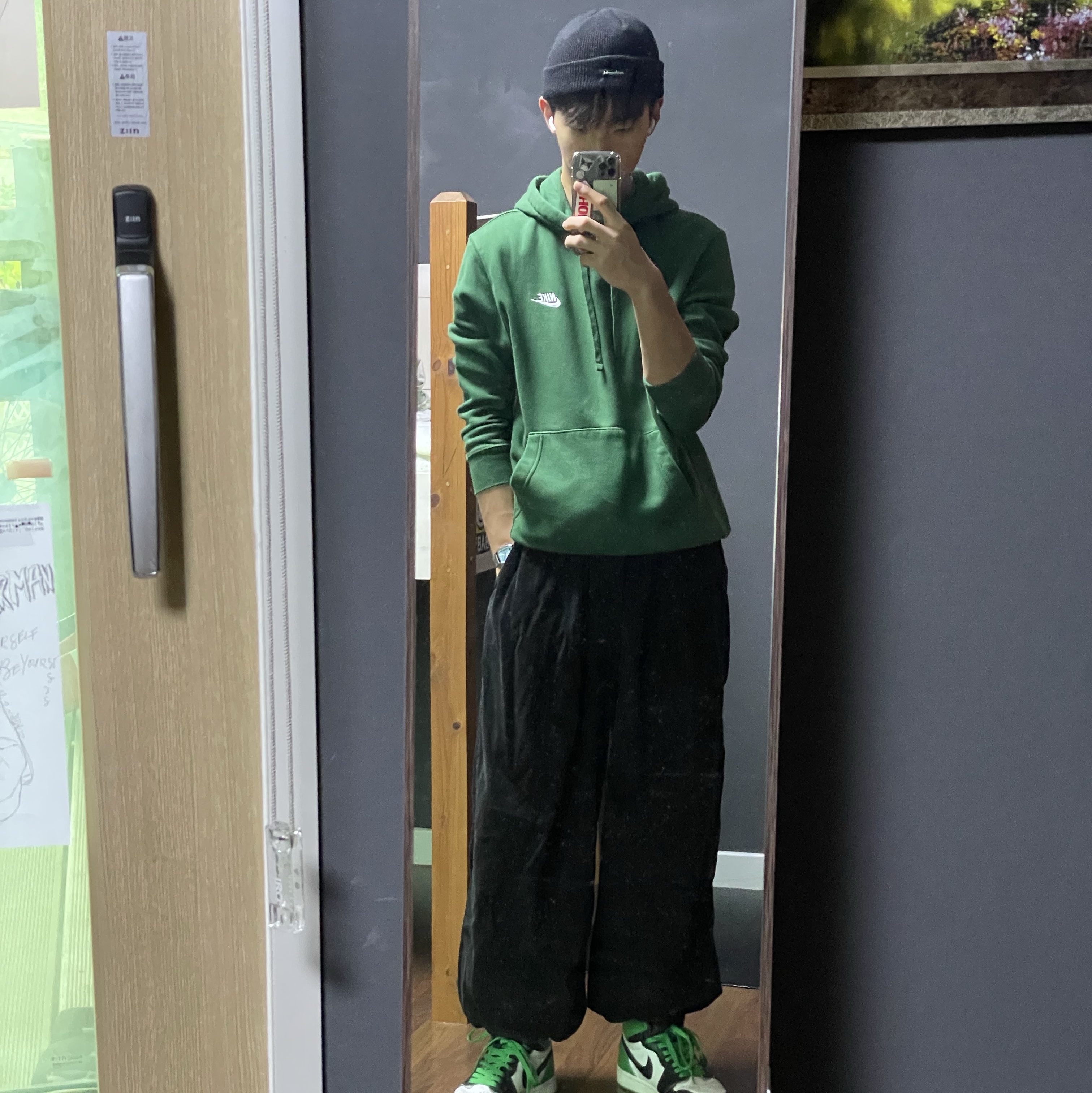 Jordan 1 Retro High OG Black and Lucky Green, Nike NSW Club Fleece Pullover Hoodie Gorge Green - Asia 착용 스타일