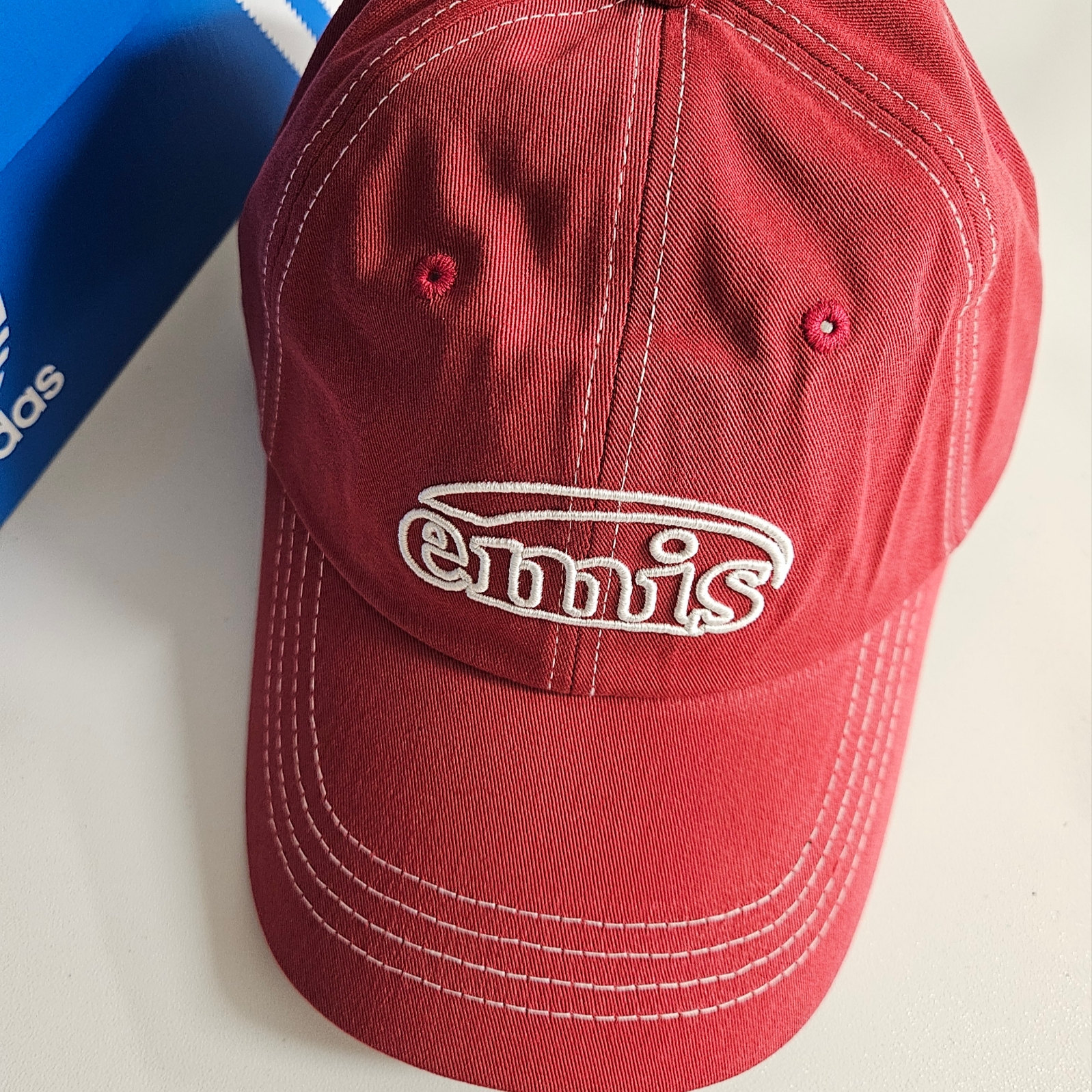 Emis White Stitch Ball Cap Red 착용 스타일