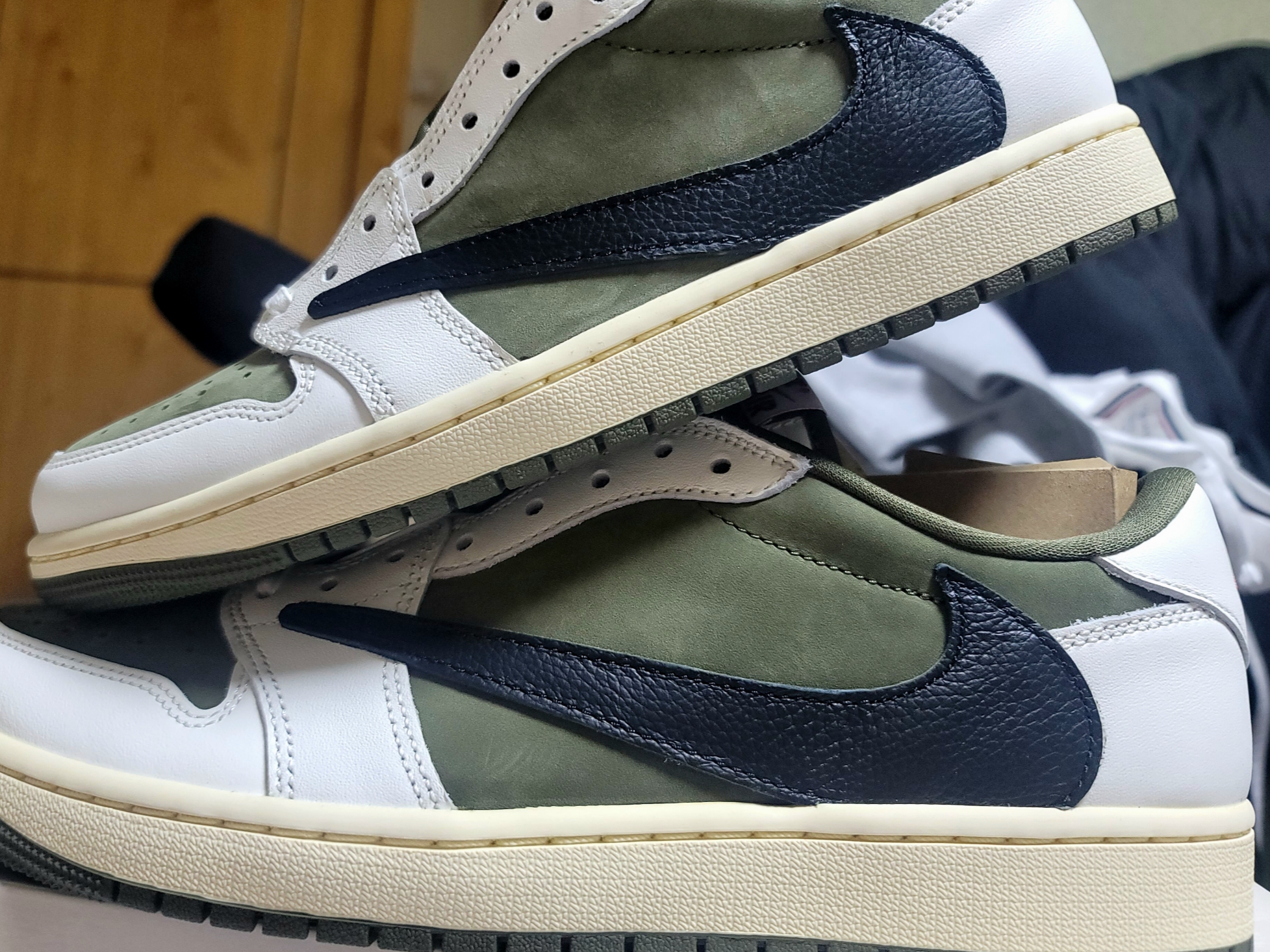 Jordan 1 x Travis Scott Retro Low OG SP Reverse Olive 착용 스타일