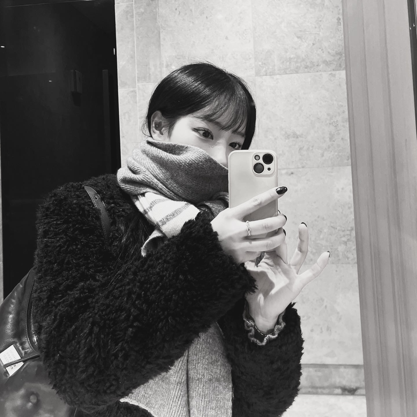 Maison Margiela Glam Slam Hobo Small Black, Thom Browne Full Needle Rib Knit Cashmere 4-Bar Stripe Scarf Light Grey 착용 스타일 - 2