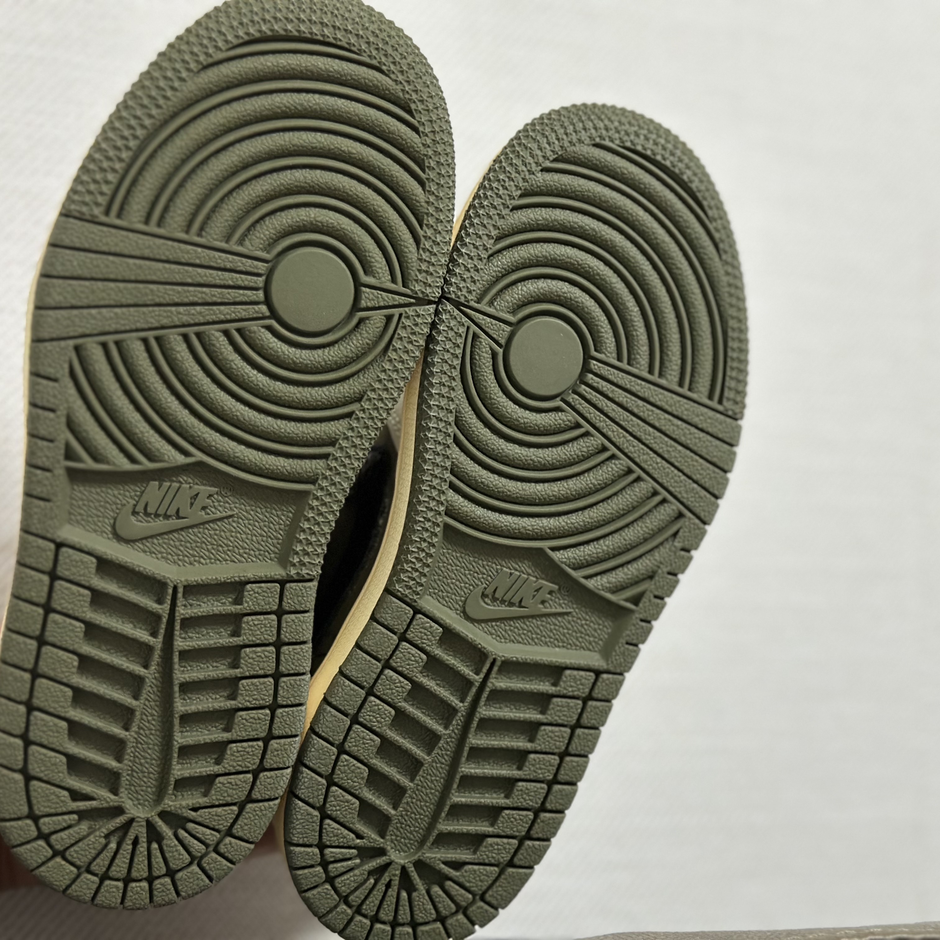 (PS) Jordan 1 x Travis Scott Retro Low OG SP Reverse Olive 착용 스타일 - 7