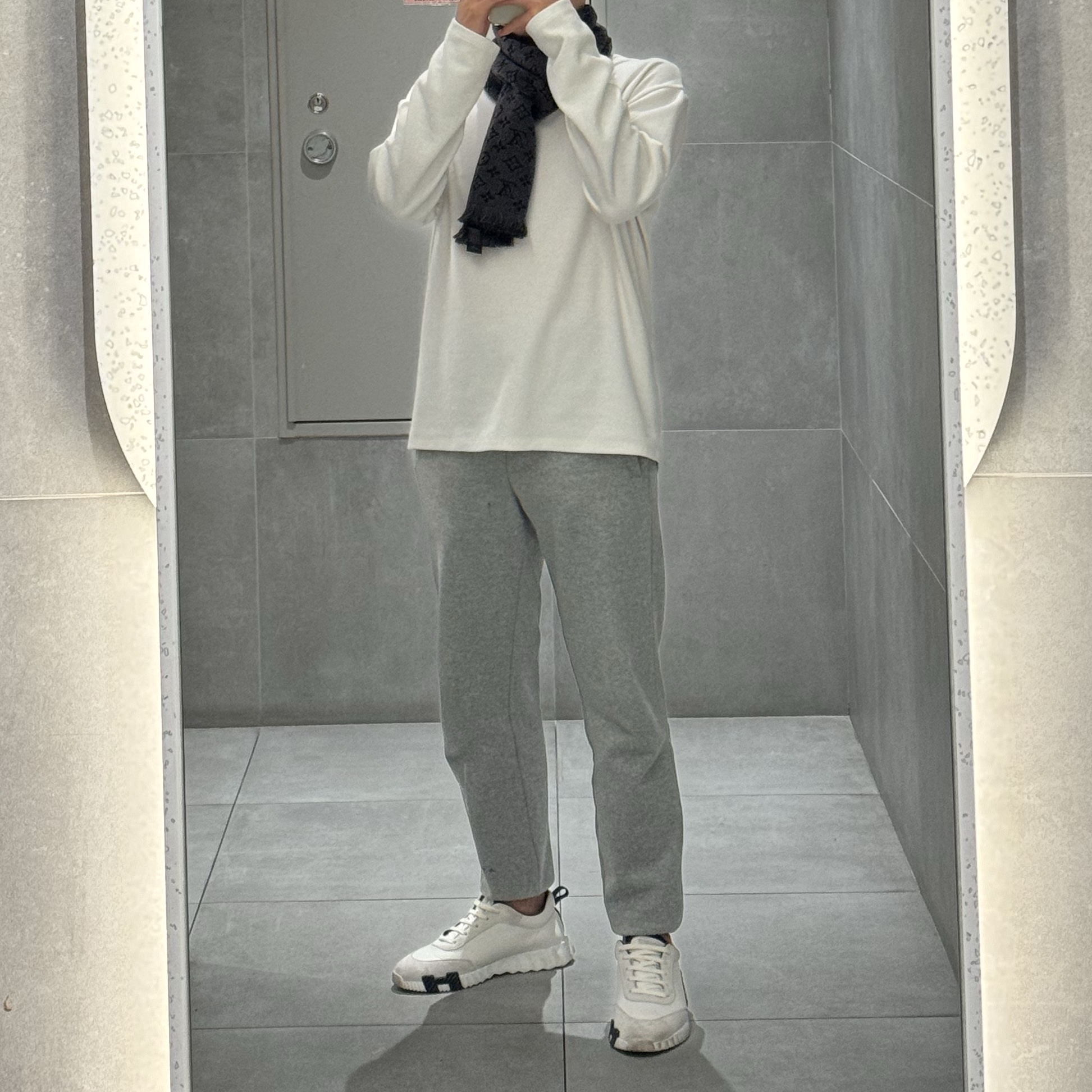 Hermes Bouncing Sneakers Calfskin Suede Goatskin & Blanc, Louis Vuitton Monogram Classic Muffler Charcoal Grey 착용 스타일 - 1