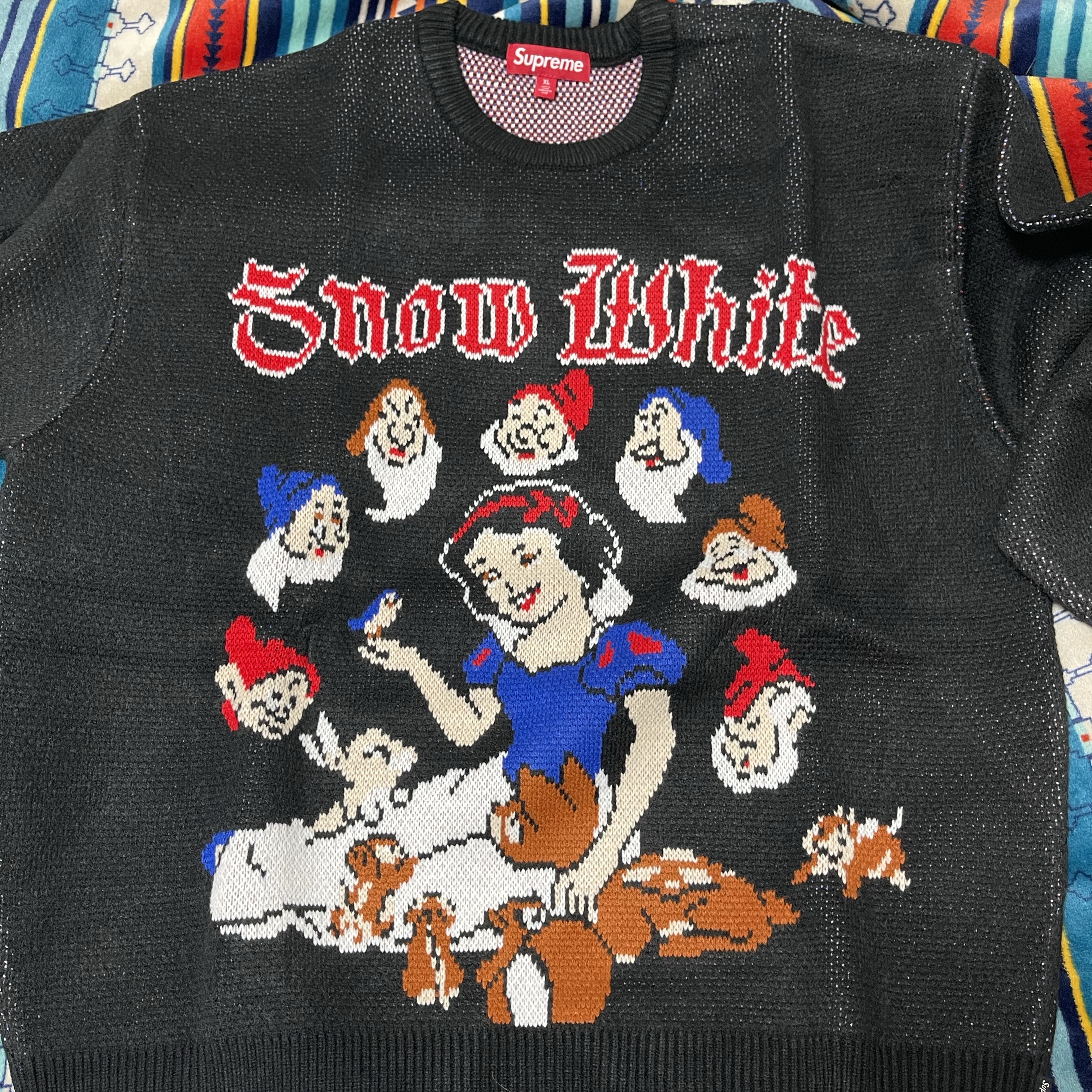 Supreme Snow White Sweater Black - 24FW 착용 스타일 - 4