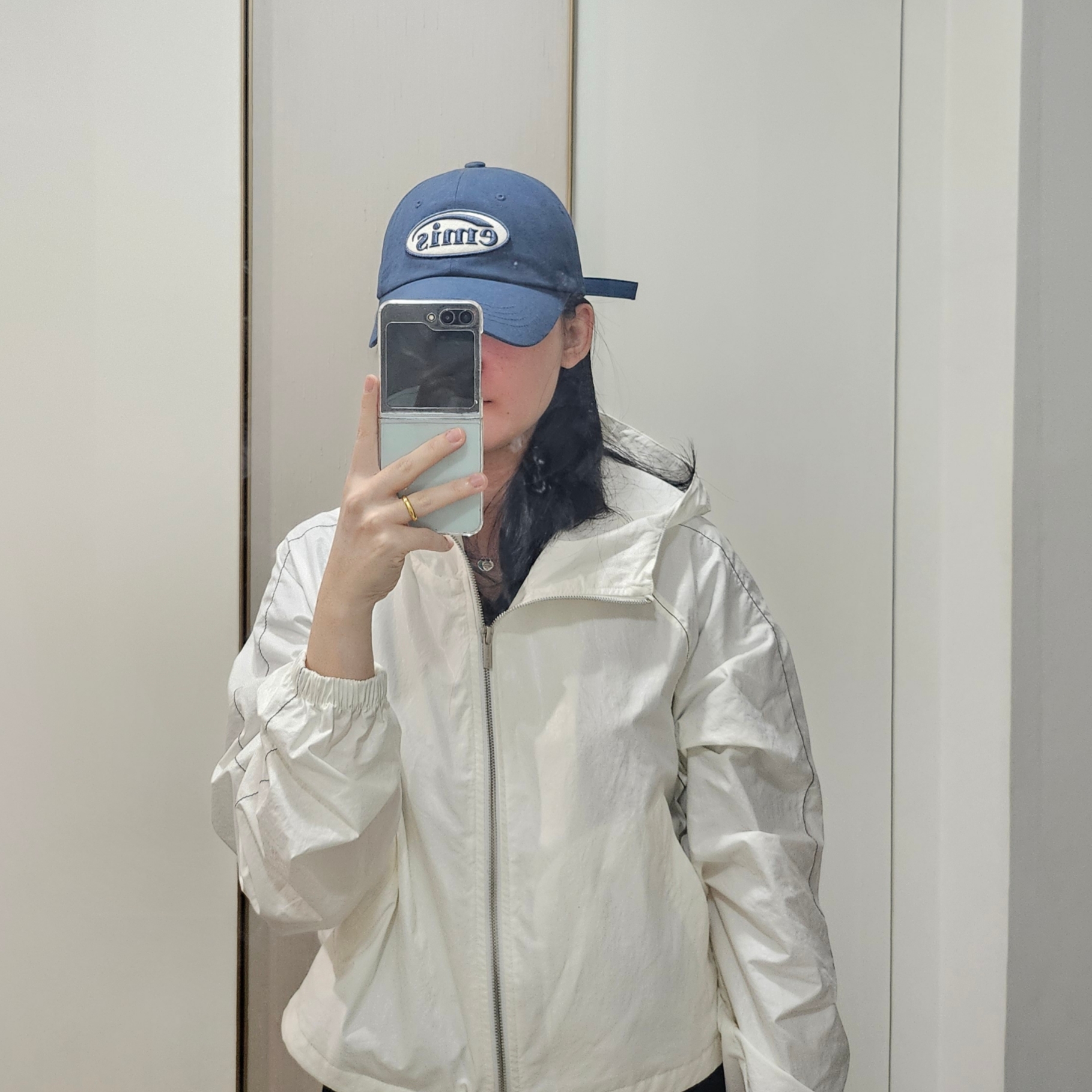 Emis Tone On Tone Wappen Ball Cap Navy, (W) Matin Kim Matin Crop Hoody Coating Jumper Ivory 착용 스타일