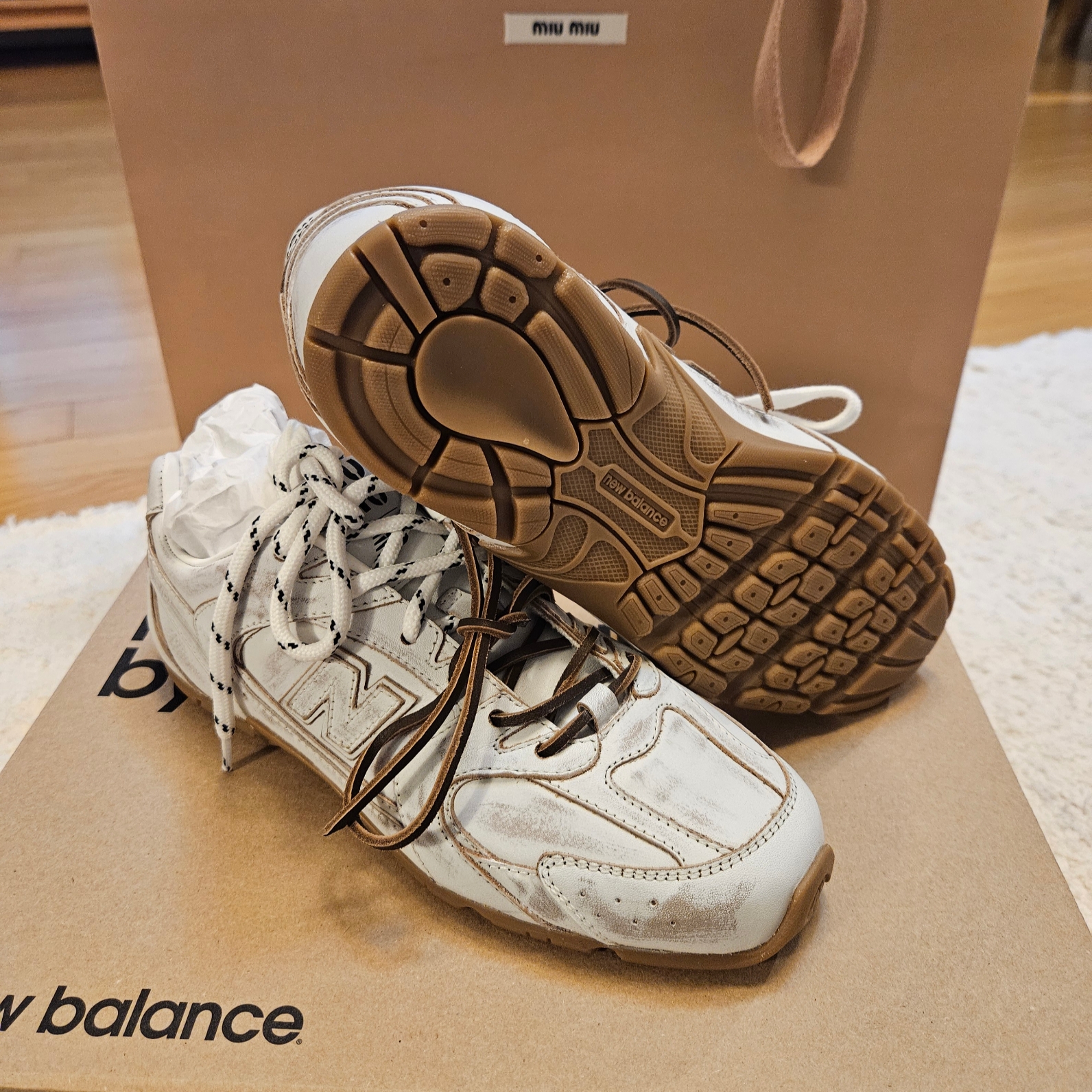 (W) New Balance x Miu Miu 530 SL Leather Sneakers White 착용 스타일 - 6