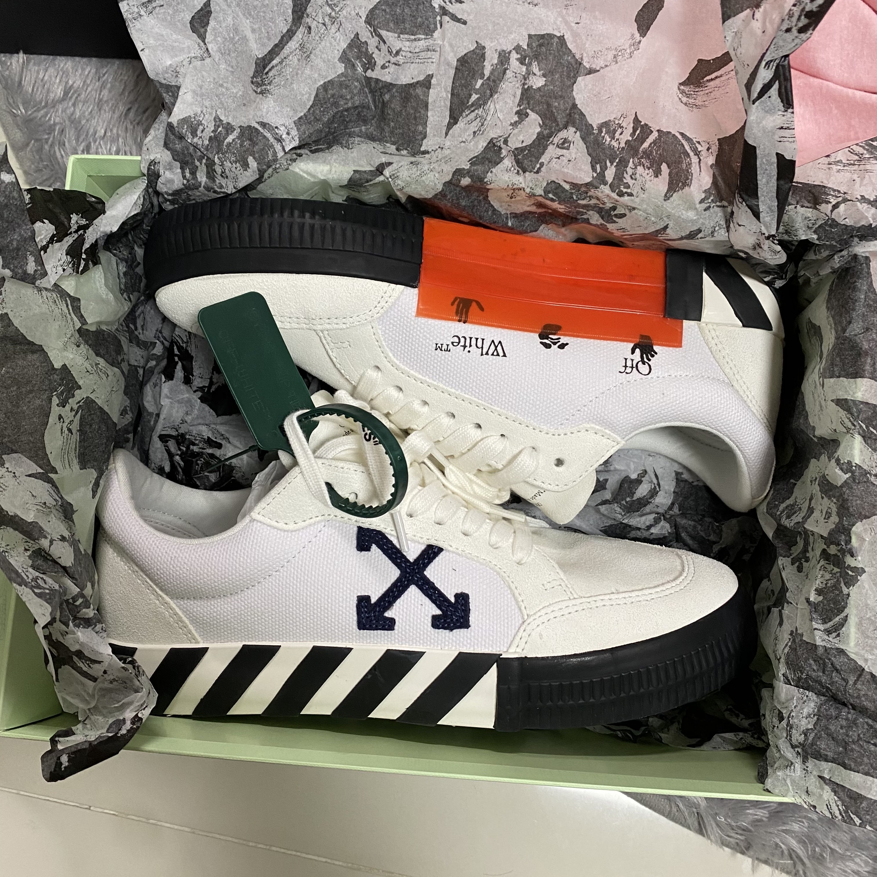 Off-White Arrow Low Vulcanized Sneakers White Navy Blue - 22FW 착용 스타일