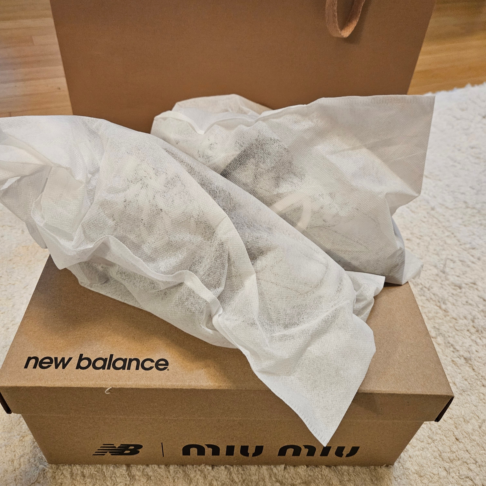 (W) New Balance x Miu Miu 530 SL Leather Sneakers White 착용 스타일 - 4