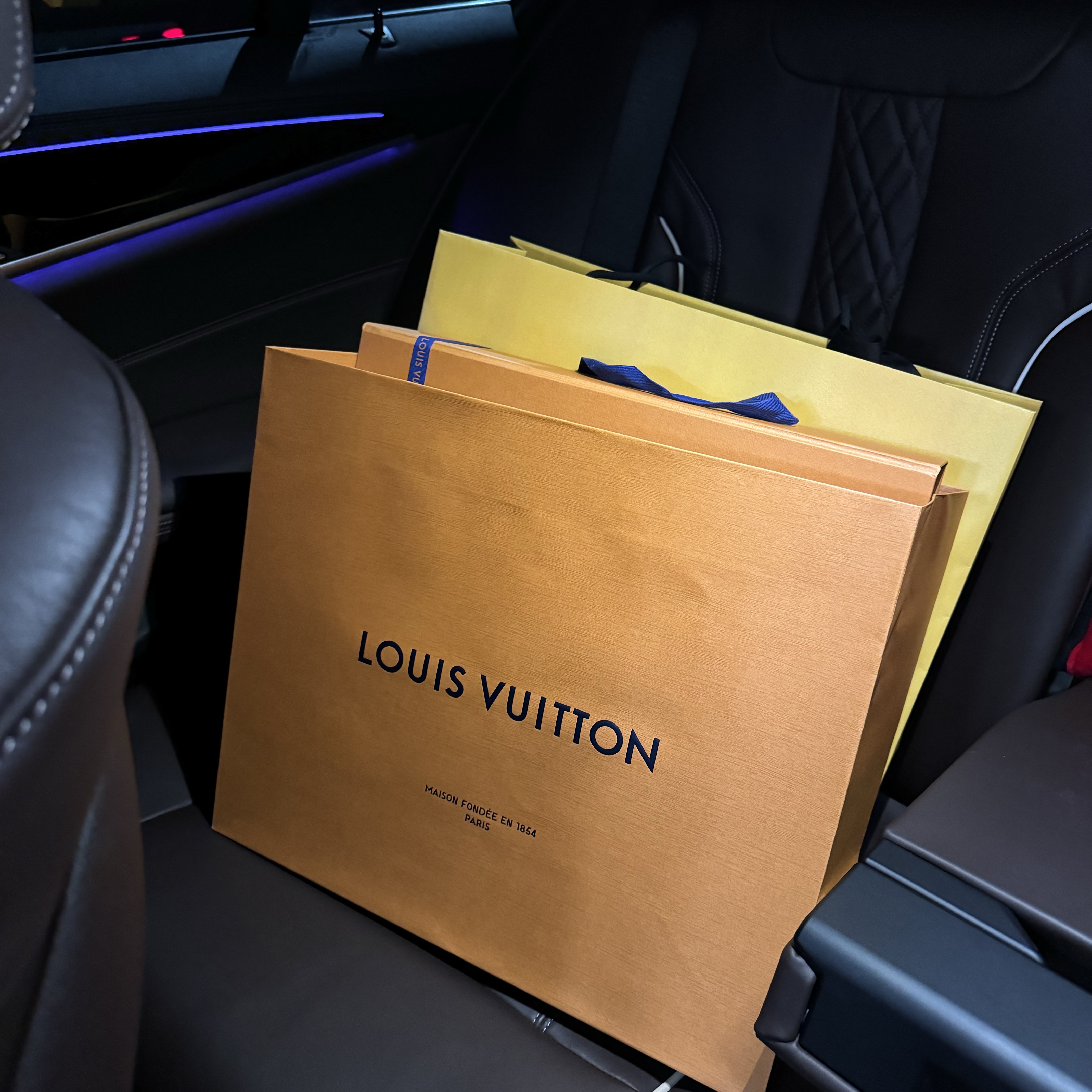 Hermes Bouncing Sneakers Calfskin Suede Goatskin & Blanc, Louis Vuitton Monogram Classic Muffler Charcoal Grey 착용 스타일 - 3