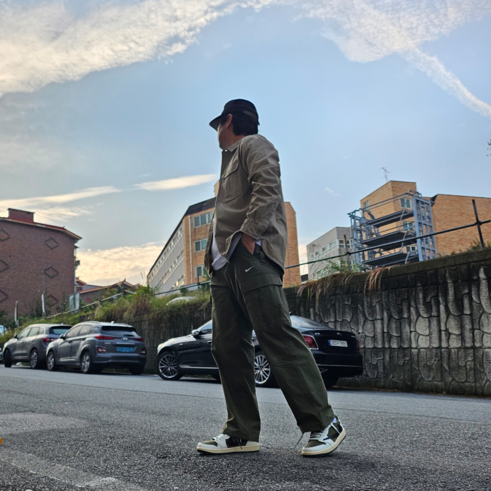 Jordan 1 x Travis Scott Retro Low OG SP Reverse Olive, Nike SB Kearny Skate Cargo Pants Medium Olive - Asia 착용 스타일 - 3