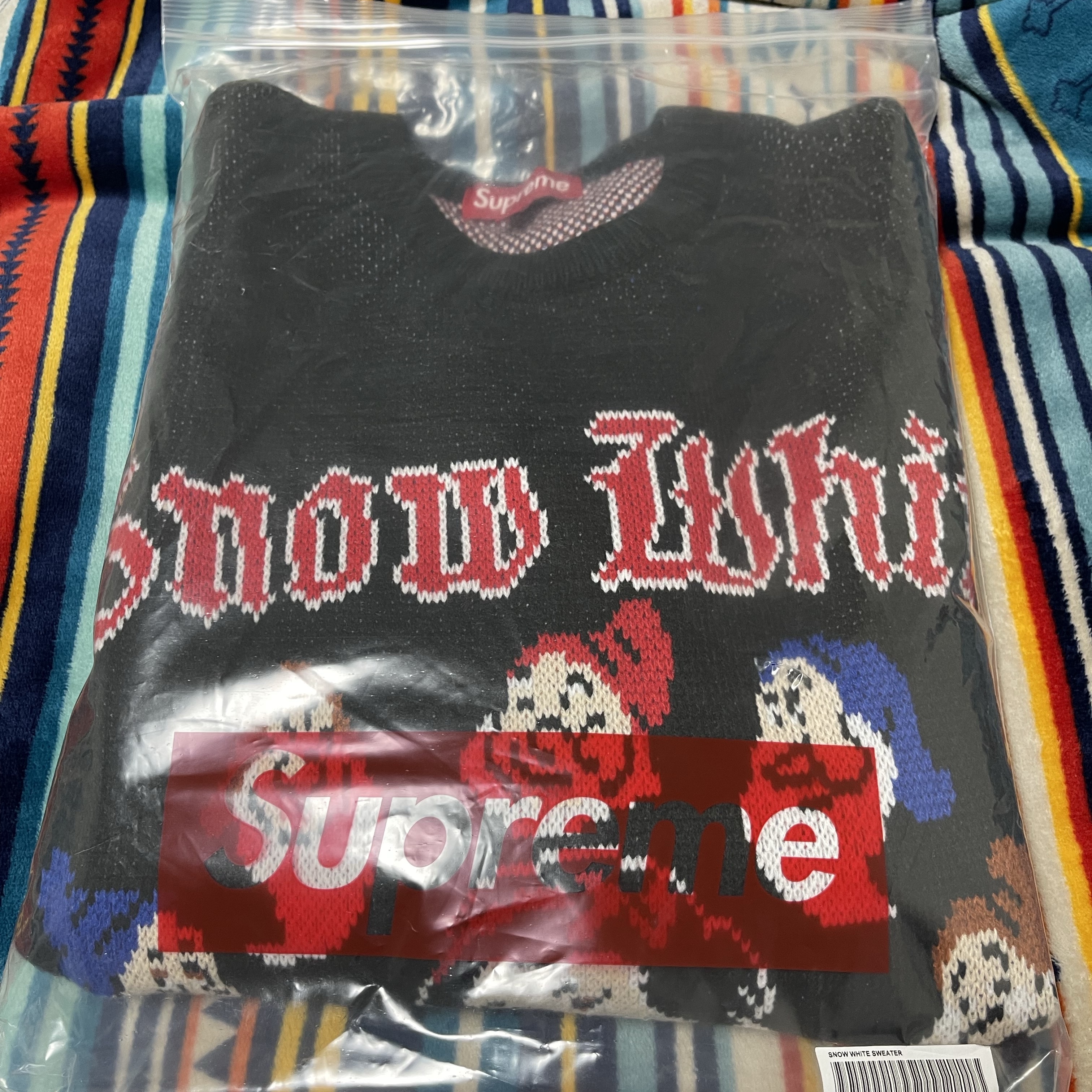 Supreme Snow White Sweater Black - 24FW 착용 스타일 - 7