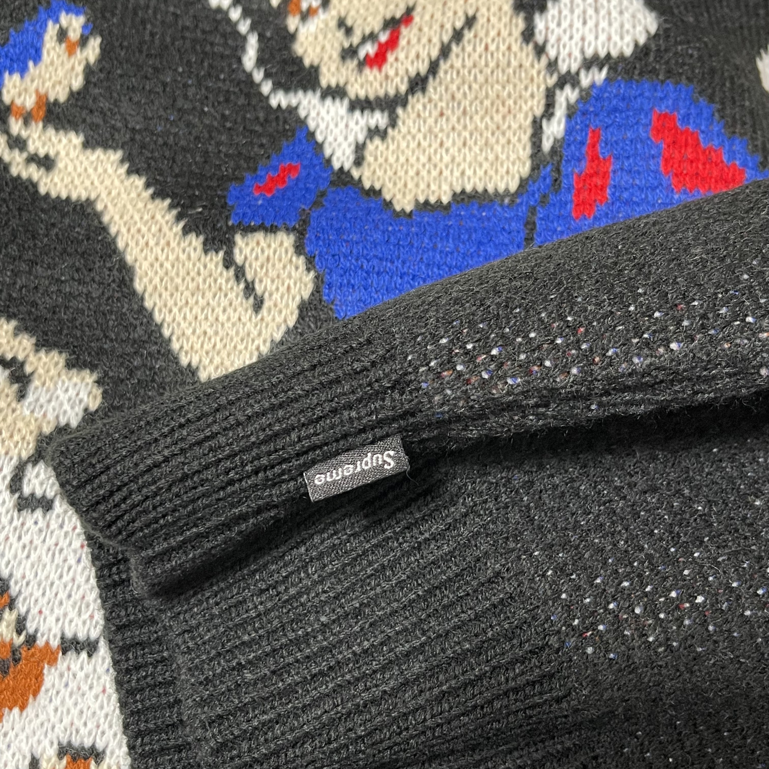 Supreme Snow White Sweater Black - 24FW 착용 스타일 - 3