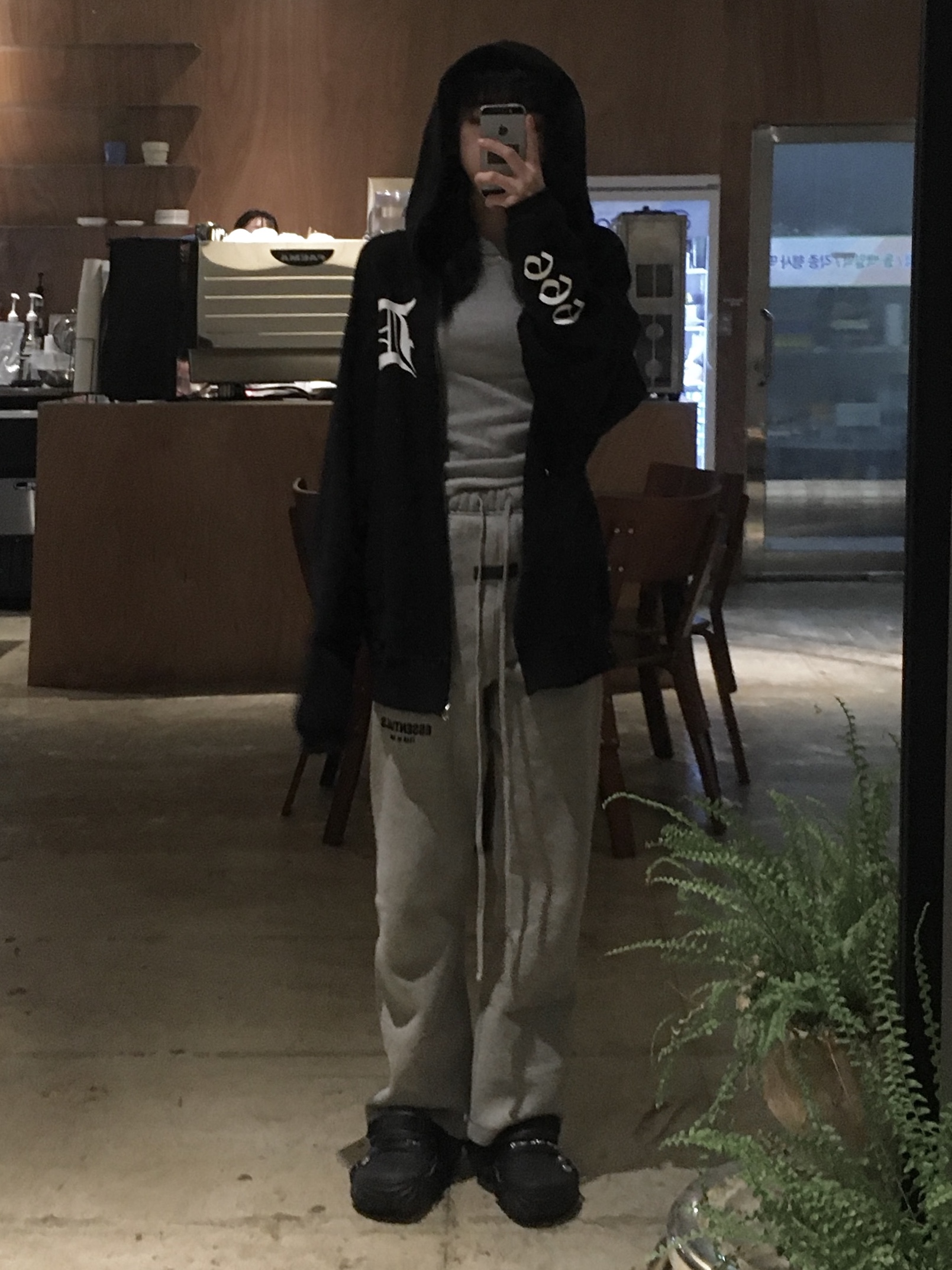 Essentials The Core Collection Relaxed Sweatpants Dark Oatmeal, Crocs x Feng Chen Wang Echo Clog Black 착용 스타일