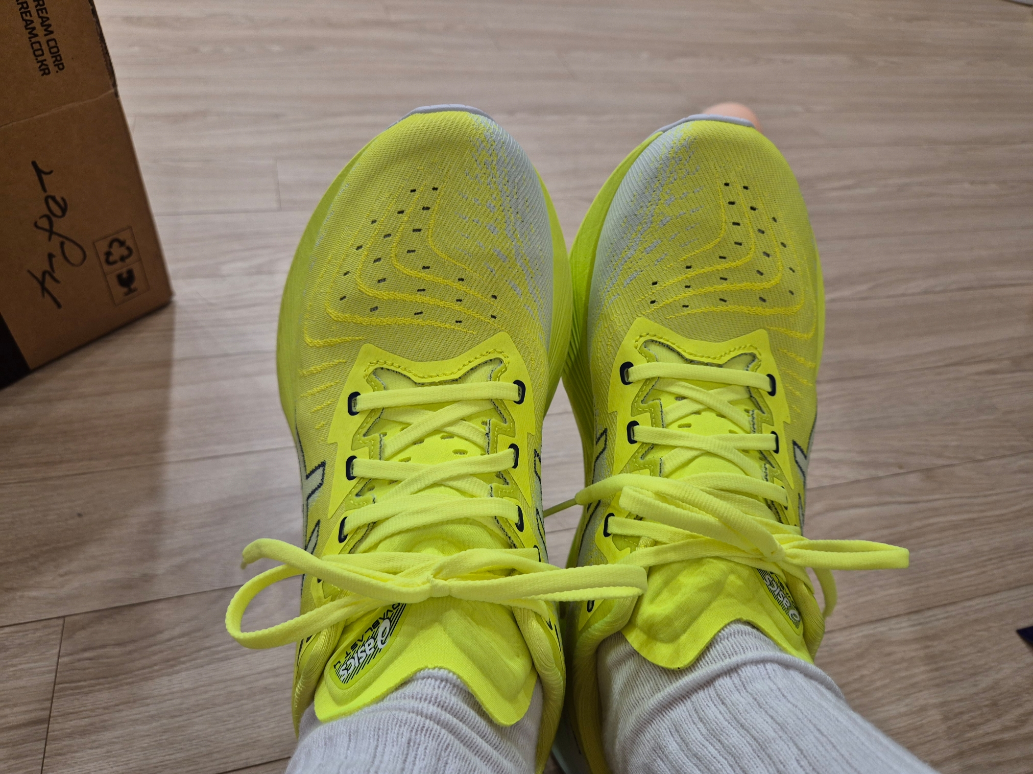 Asics Novablast 4 Safety Yellow Cool Grey 착용 스타일 - 2