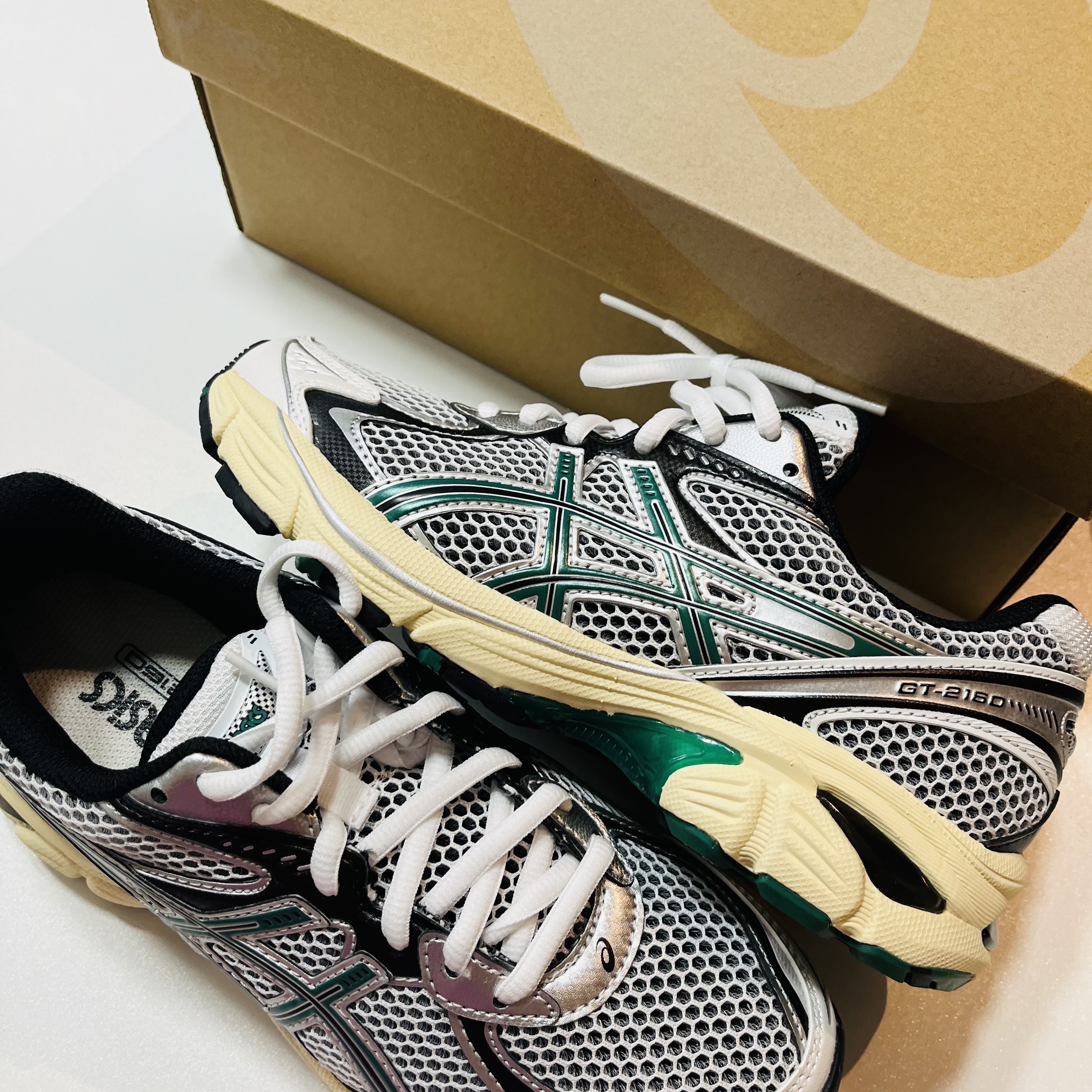 Asics GT-2160 White Jasper Green, Adidas Country II SMU Silver Cream 착용 스타일 - 2