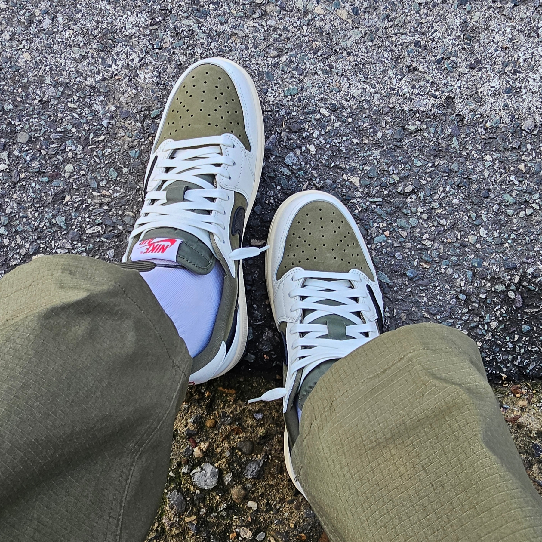 Jordan 1 x Travis Scott Retro Low OG SP Reverse Olive, Nike SB Kearny Skate Cargo Pants Medium Olive - Asia 착용 스타일 - 6