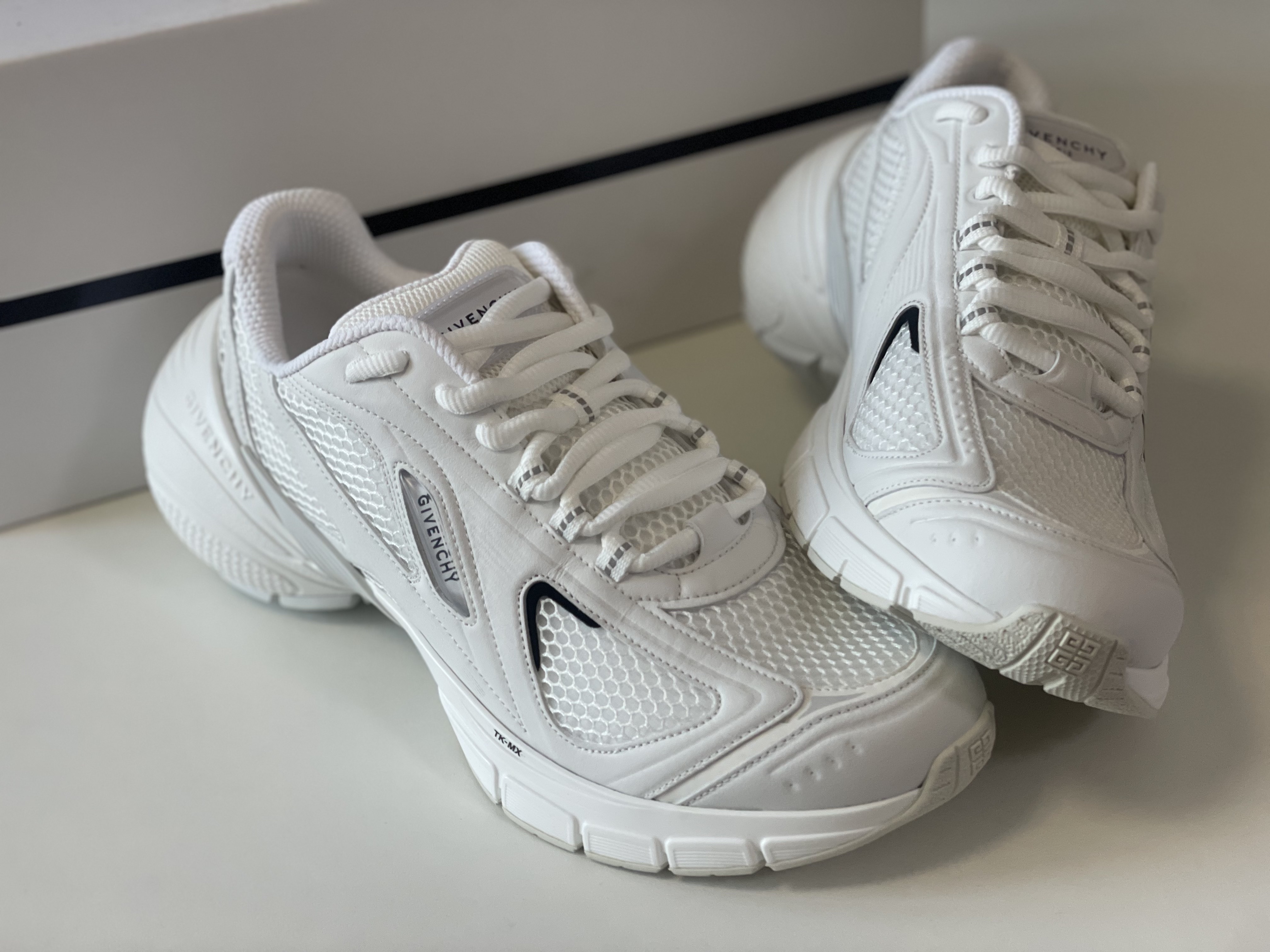 Givenchy TK-MX Runner Sneakers in Mesh Ivory, Givenchy TK-MX Runner Sneakers in Mesh Black 착용 스타일 - 1