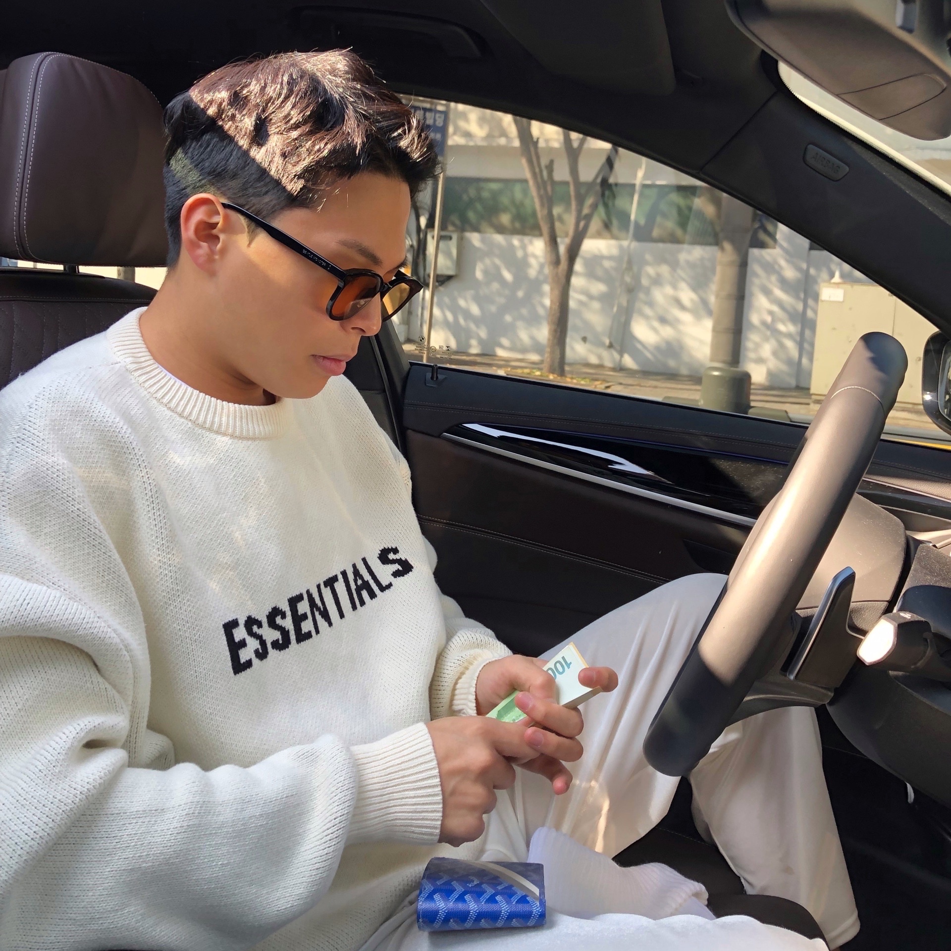 Goyard Victoire Wallet Blue, Essentials Knit Pullover Sweater Concrete - Ssense Exclusive 착용 스타일