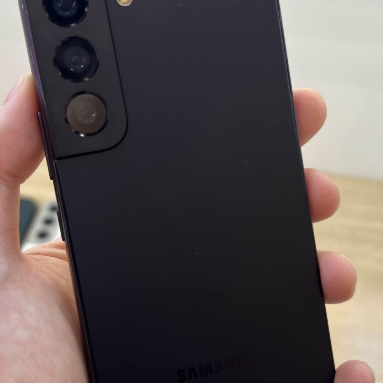 [S등급] Refurbished Galaxy S22 256GB Phantom Black 착용 스타일