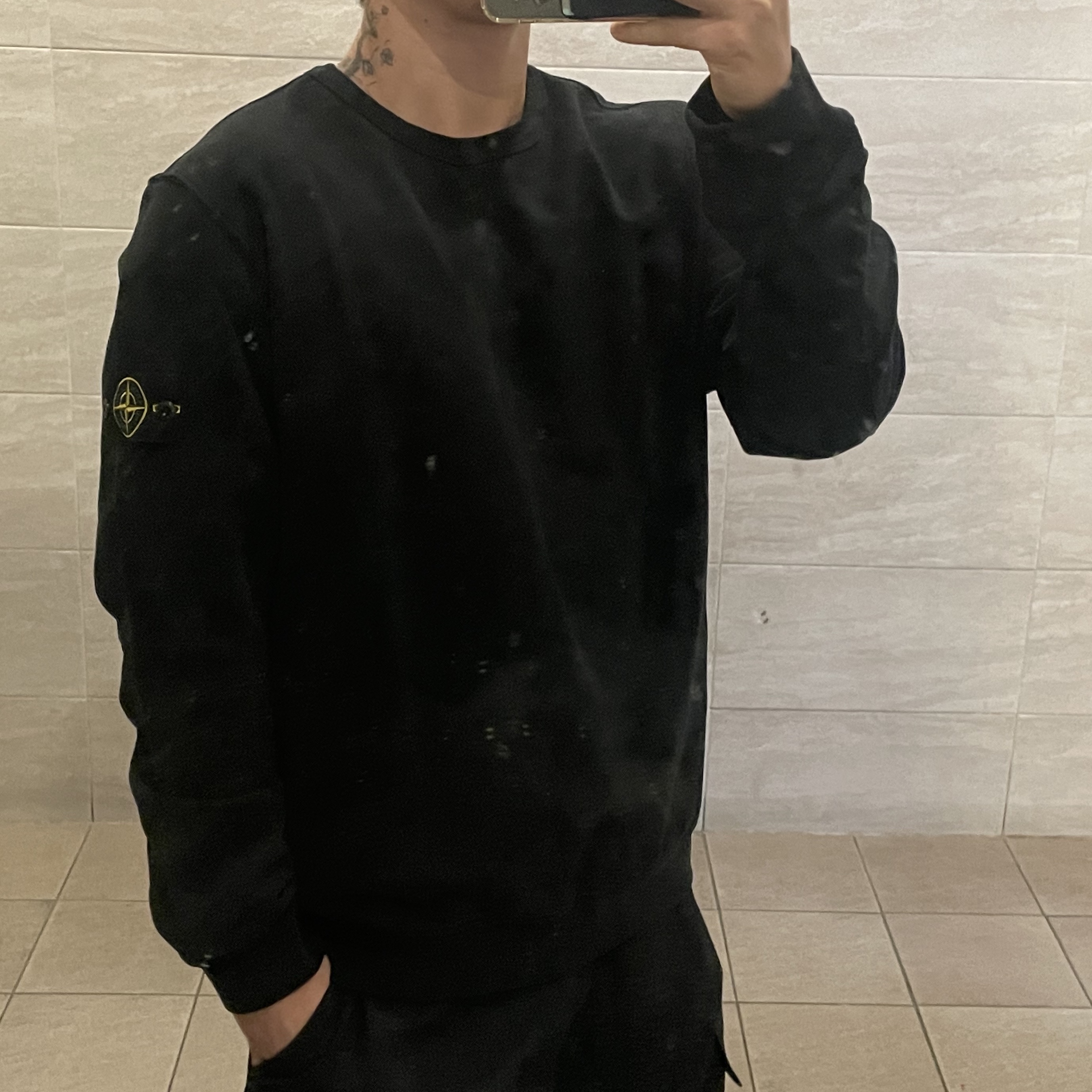 Stone Island 62420 Brushed Cotton Fleece Garment Dyed Crewneck Sweatshirt Black - 23FW 착용 스타일