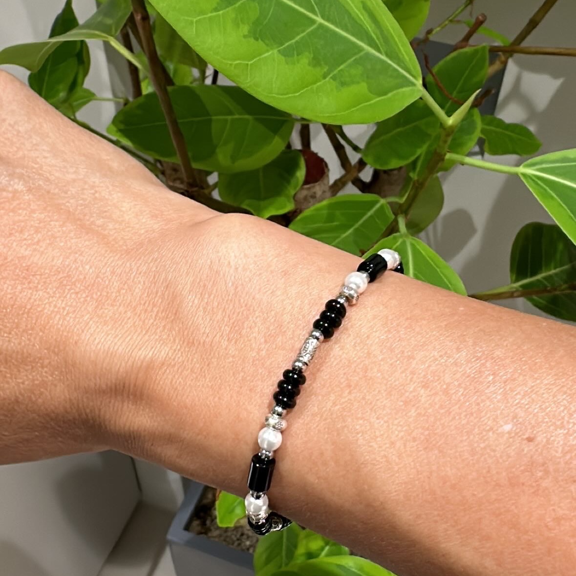 [KREAM 단독] Scudo Shell Black Pearl Beads Bracelet 착용 스타일